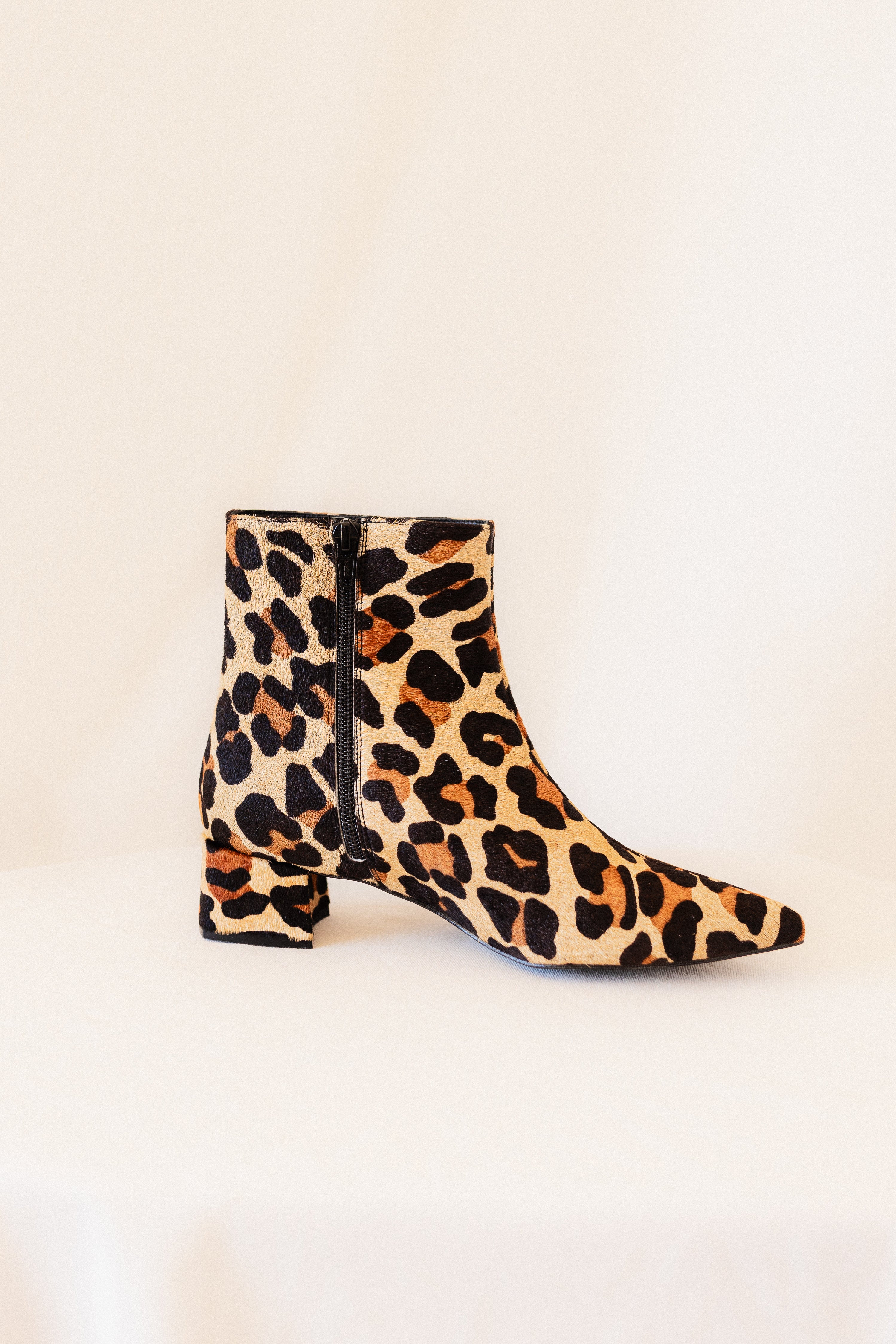 BOTÍN SILVIA PIEL EFECTO POTRO LEOPARDO TACÓN 4CM