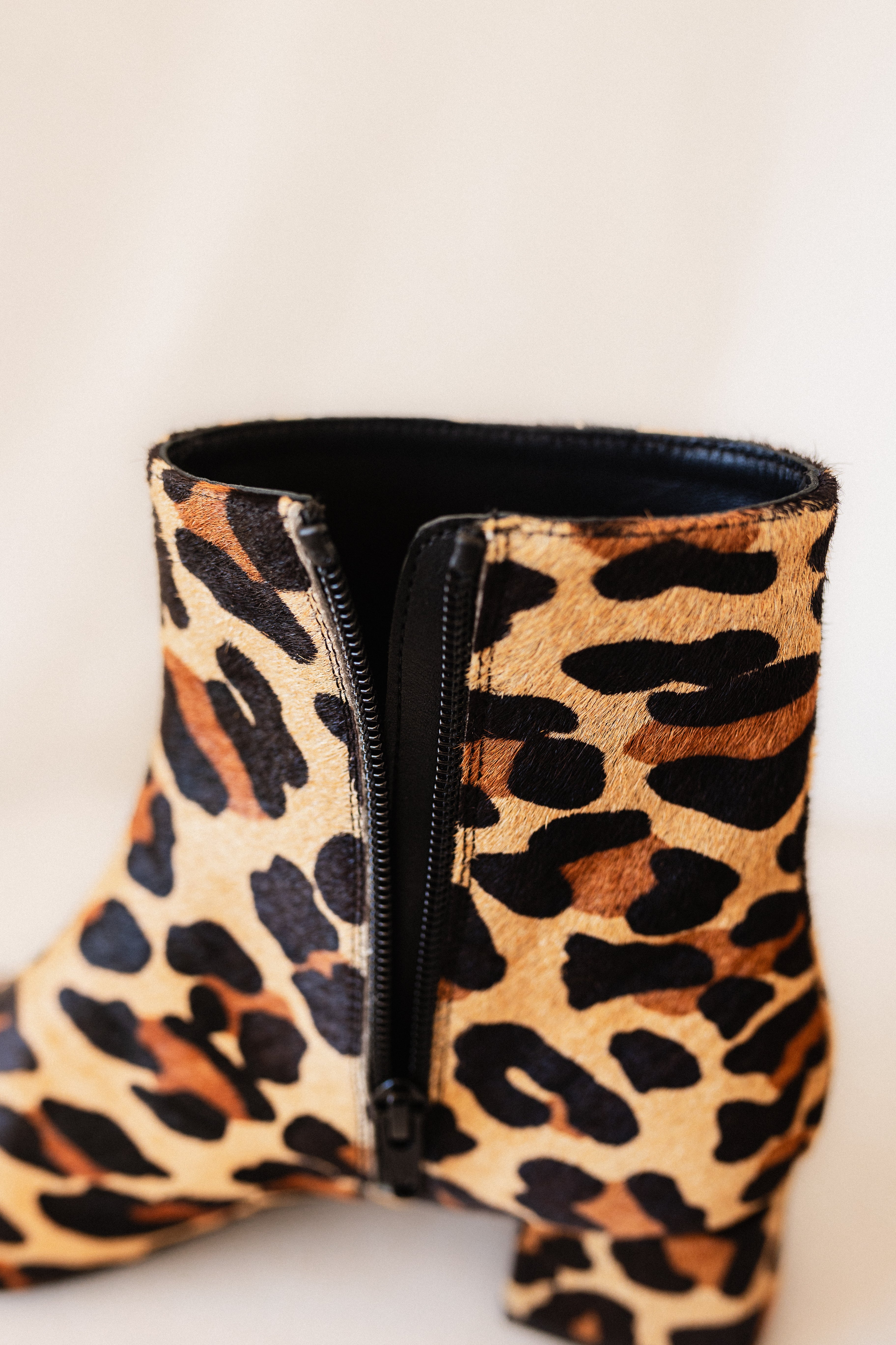 BOTÍN SILVIA PIEL EFECTO POTRO LEOPARDO TACÓN 4CM