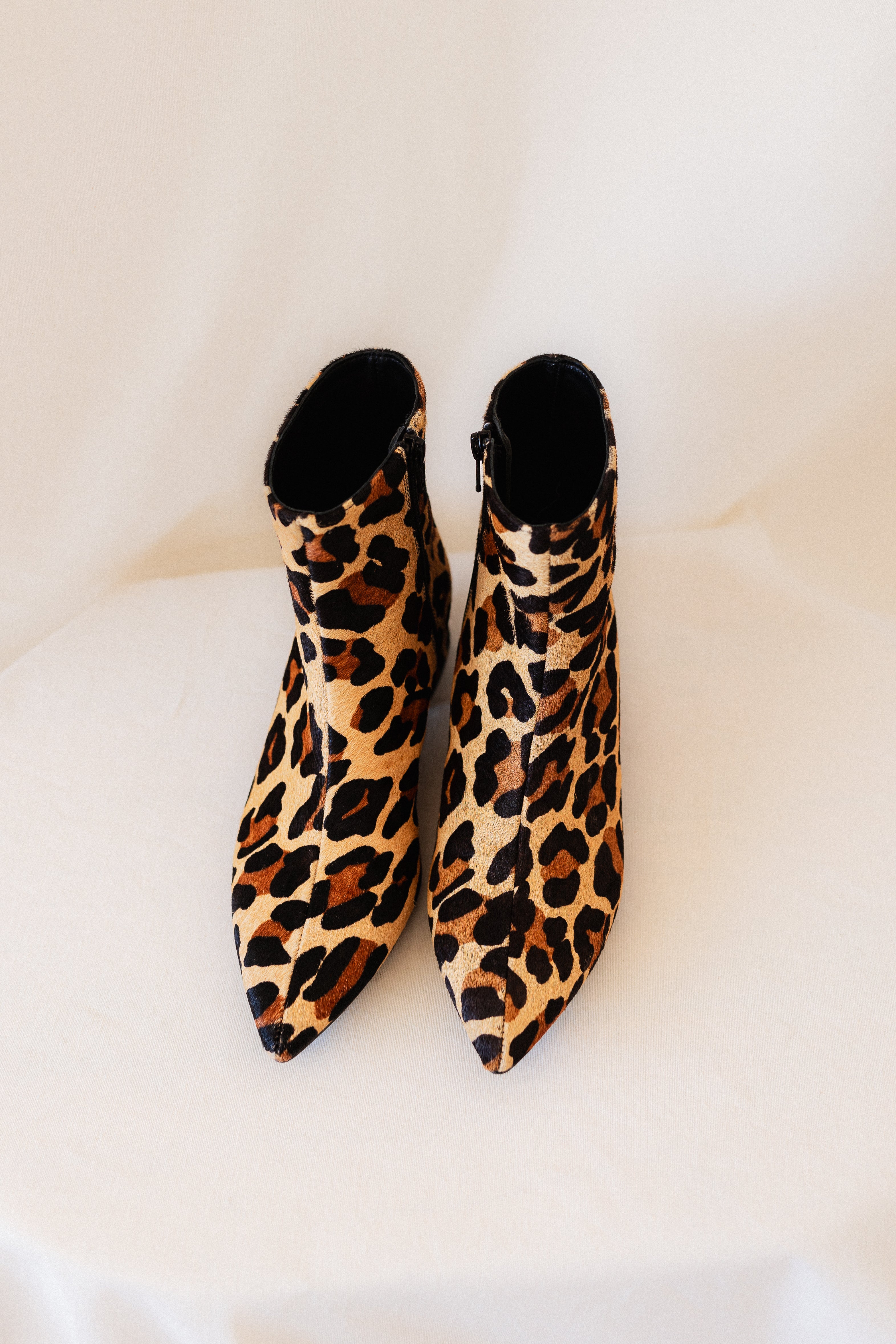 BOTÍN SILVIA PIEL EFECTO POTRO LEOPARDO TACÓN 4CM