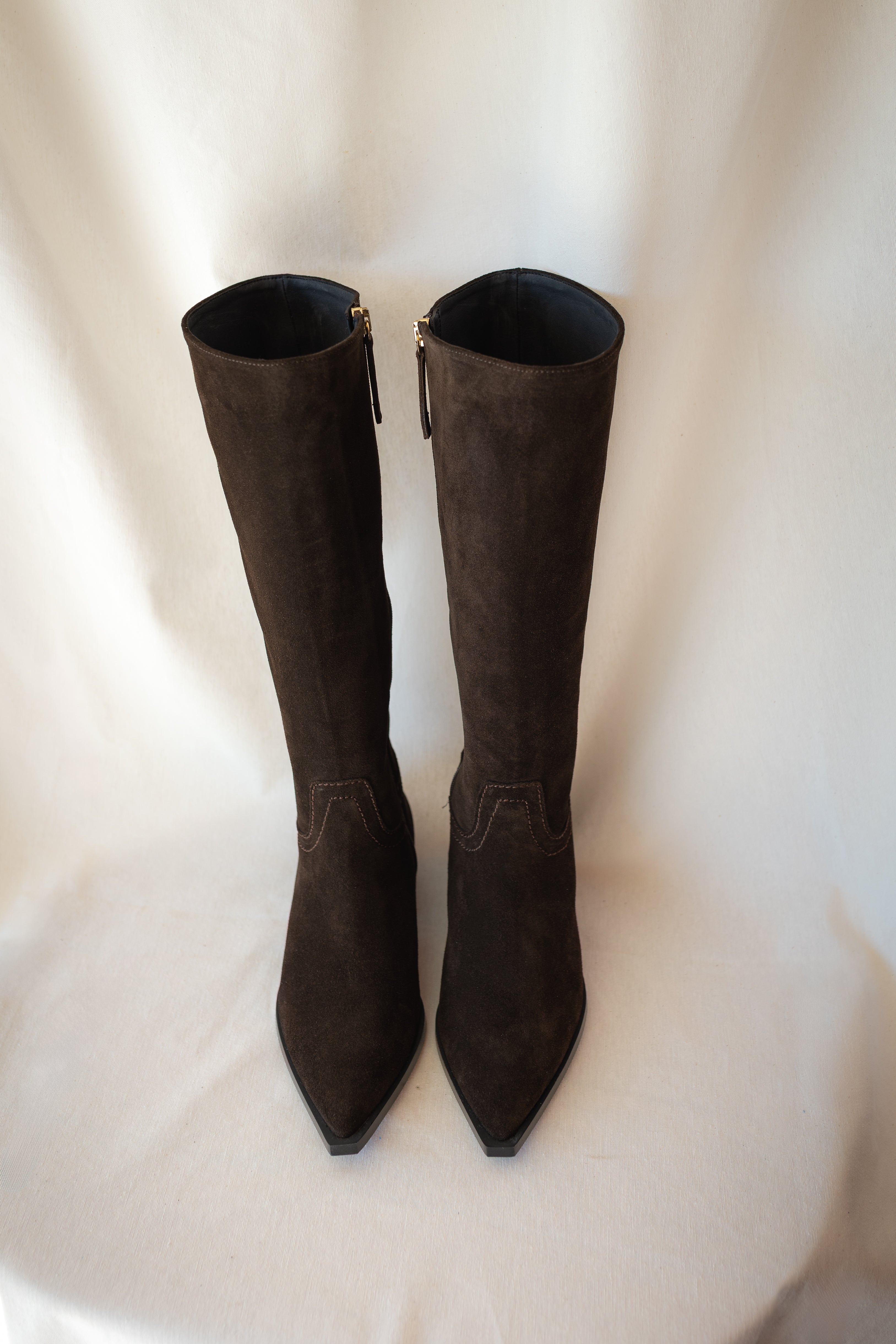 Bota de tacón bajo estilo cowboy en piel de ante.