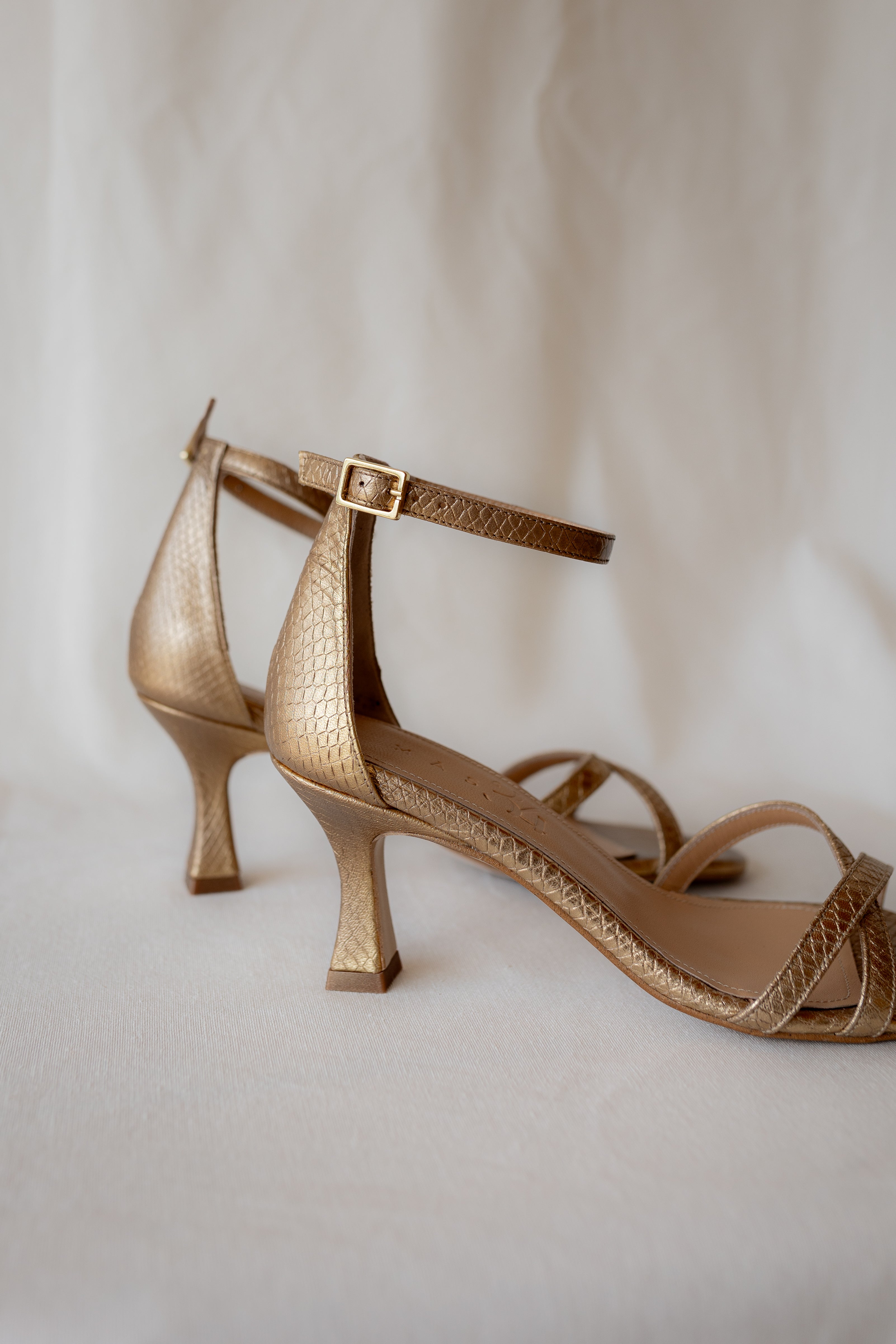 SANDALIA ESPERANZA PIEL EFECTO PITÓN ORO ENVEJECIDO 6CM