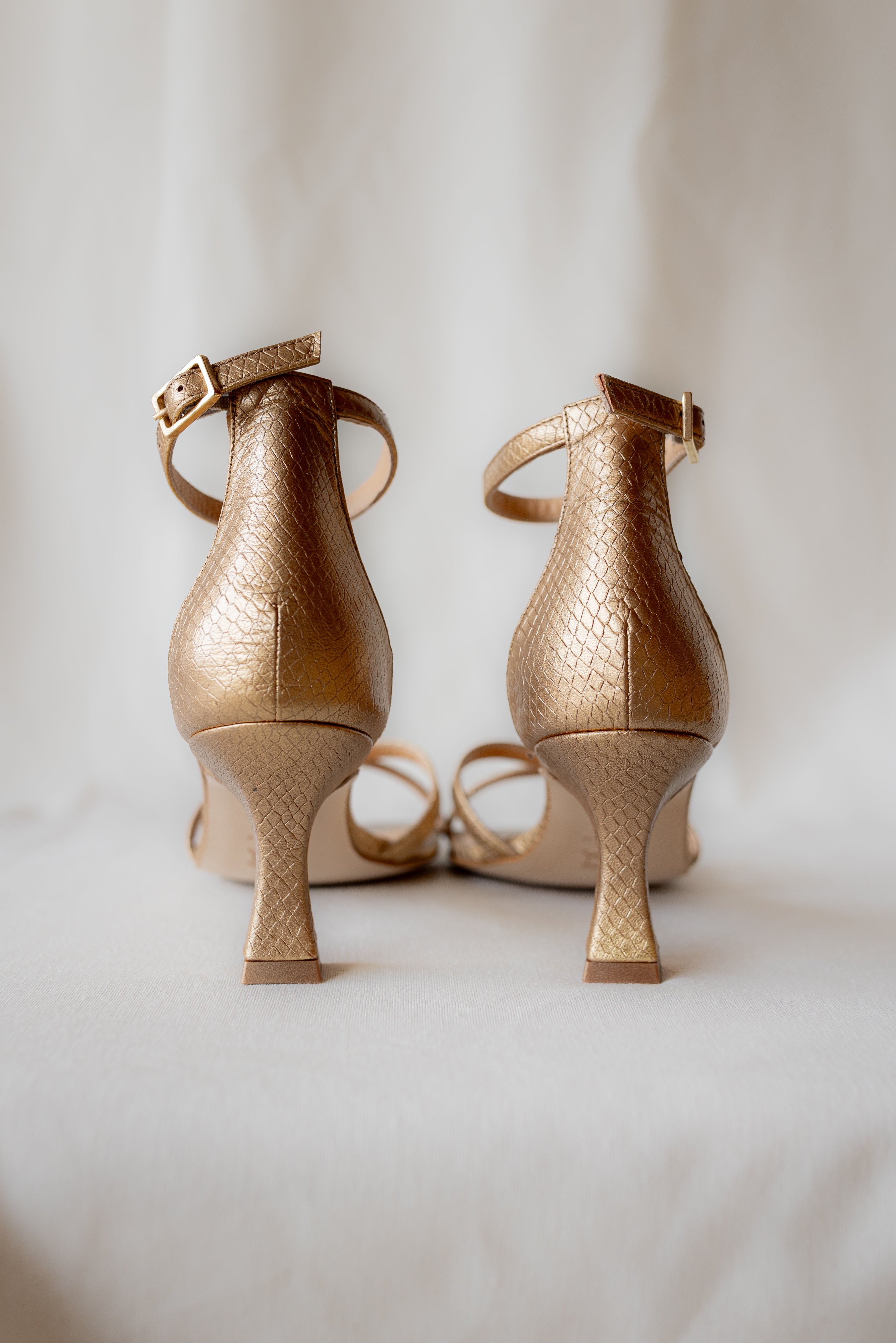 SANDALIA ESPERANZA PIEL EFECTO PITÓN ORO ENVEJECIDO 6CM