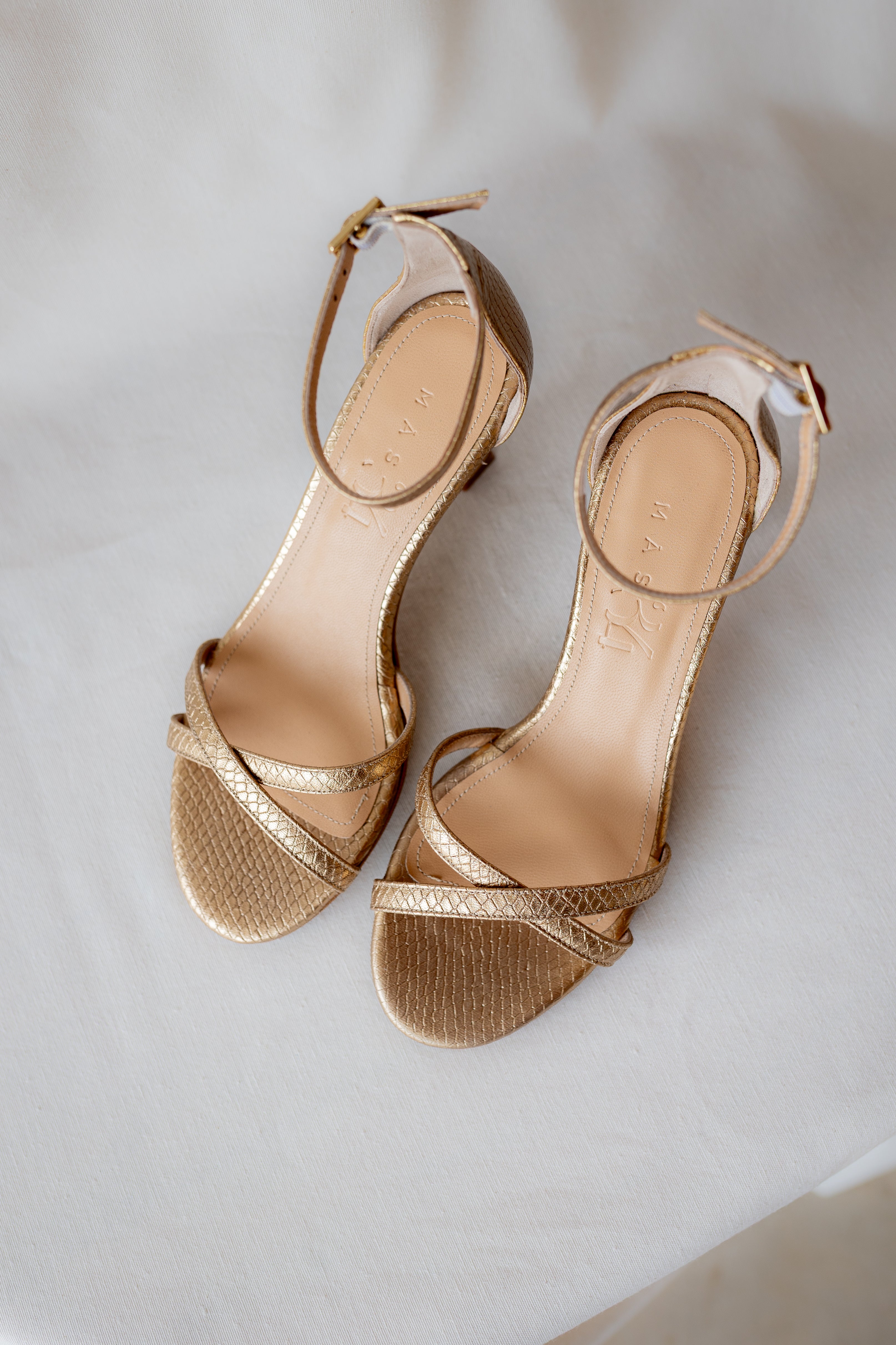 SANDALIA ESPERANZA PIEL EFECTO PITÓN ORO ENVEJECIDO 6CM