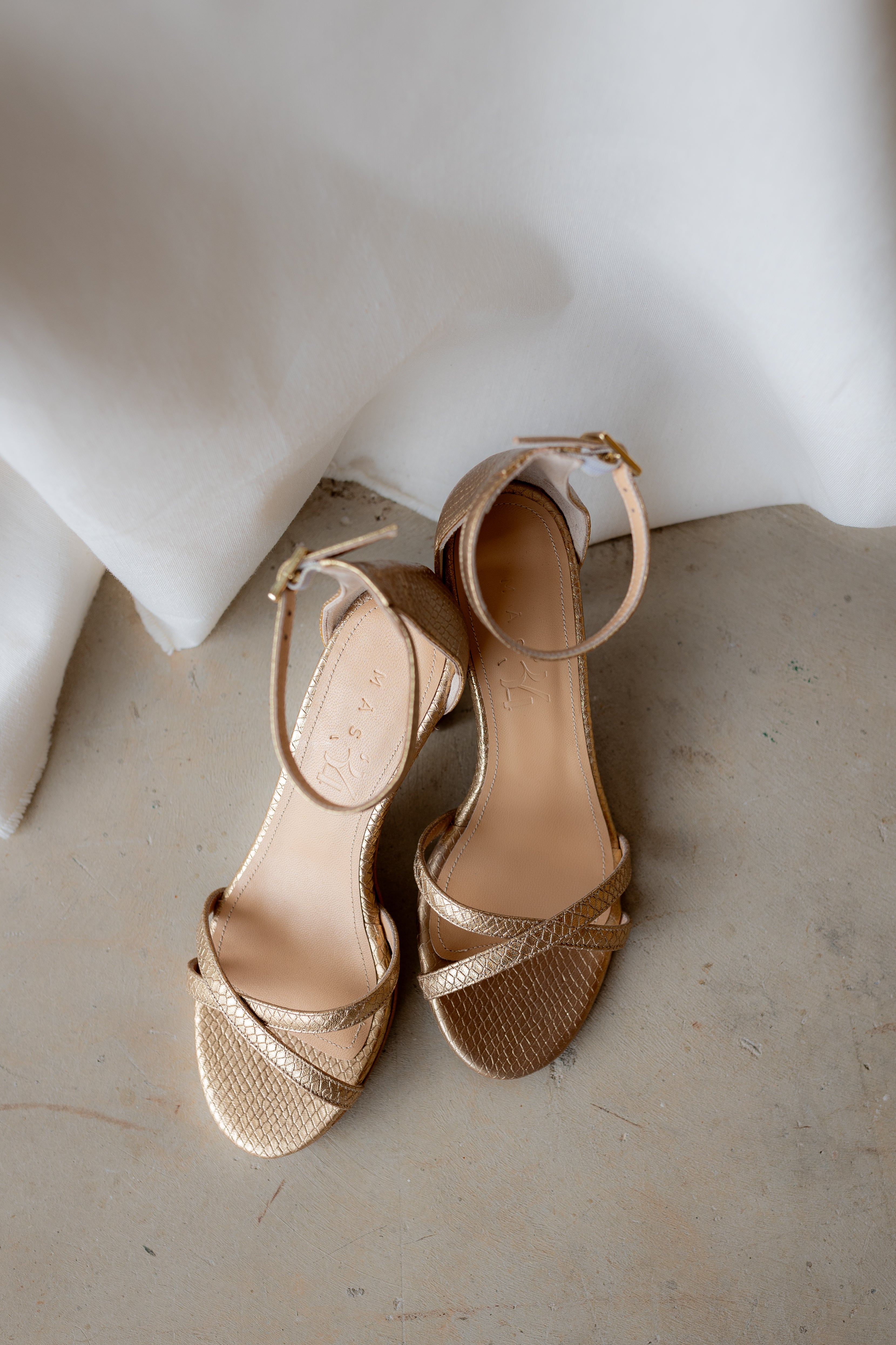 SANDALIA ESPERANZA PIEL EFECTO PITÓN ORO ENVEJECIDO 6CM