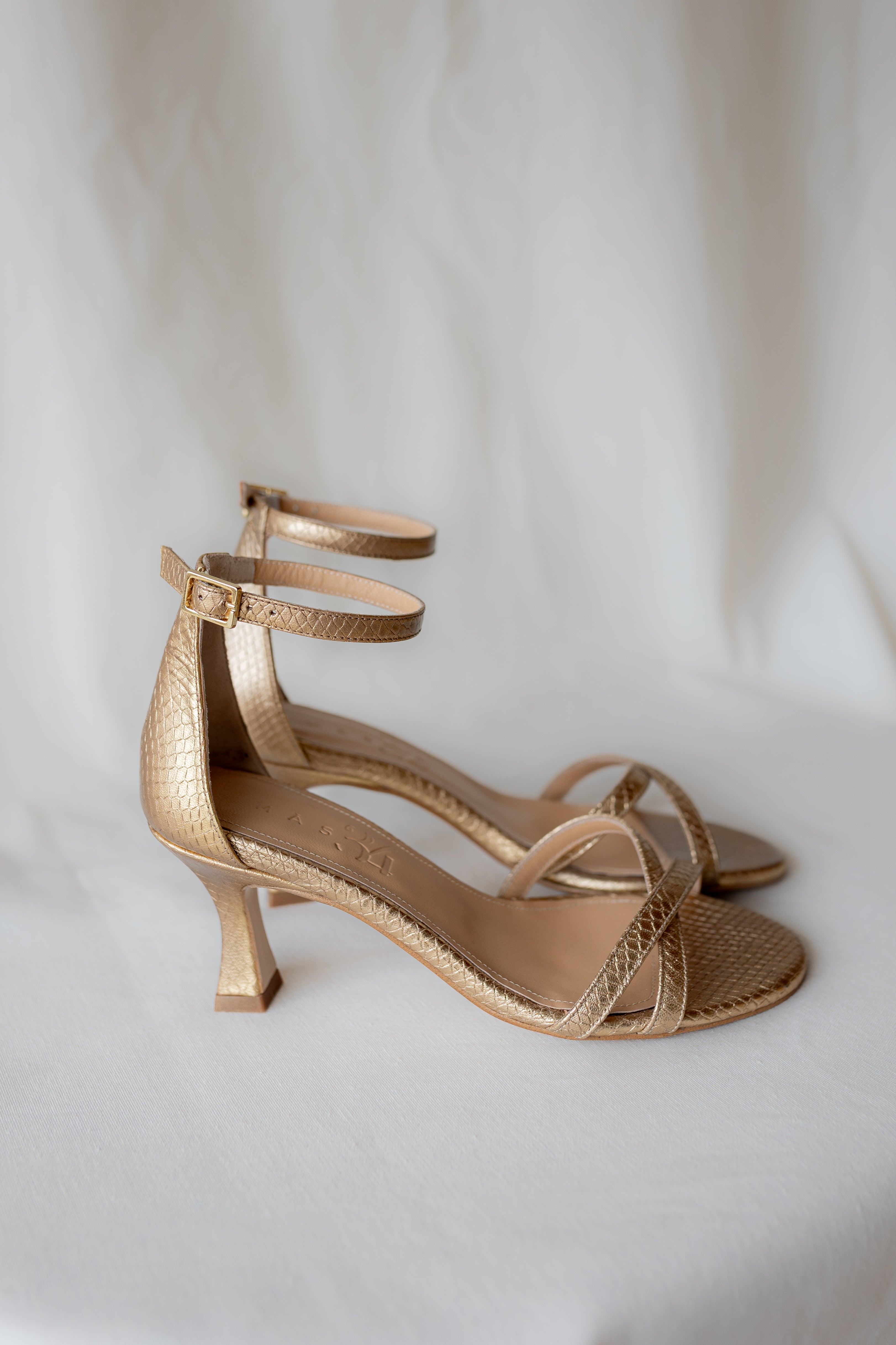 SANDALIA ESPERANZA PIEL EFECTO PITÓN ORO ENVEJECIDO 6CM