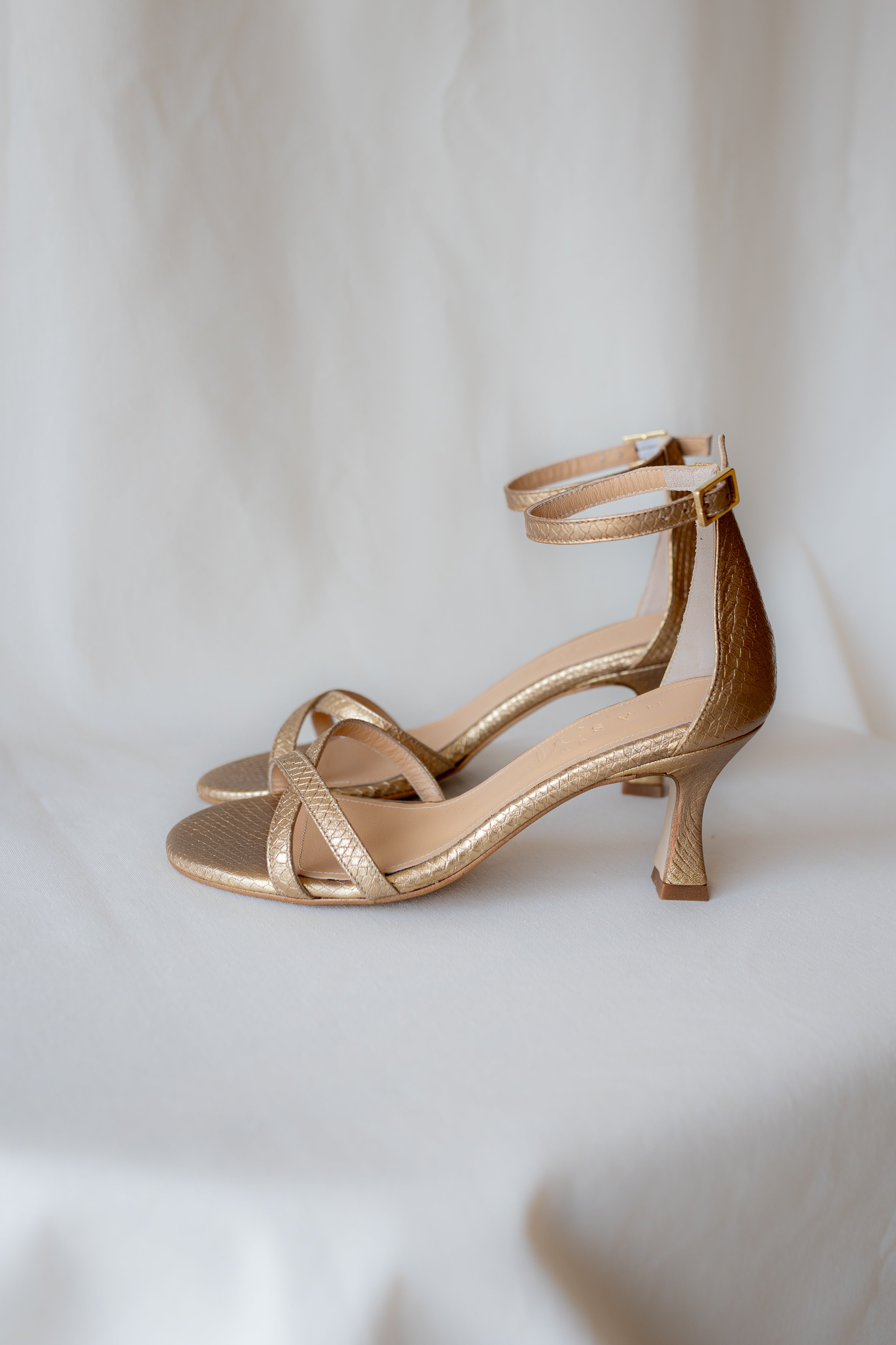 Sandalias de tacón con altura de 6 cm para días especiales en piel con efecto pitón laminada oro envejecido