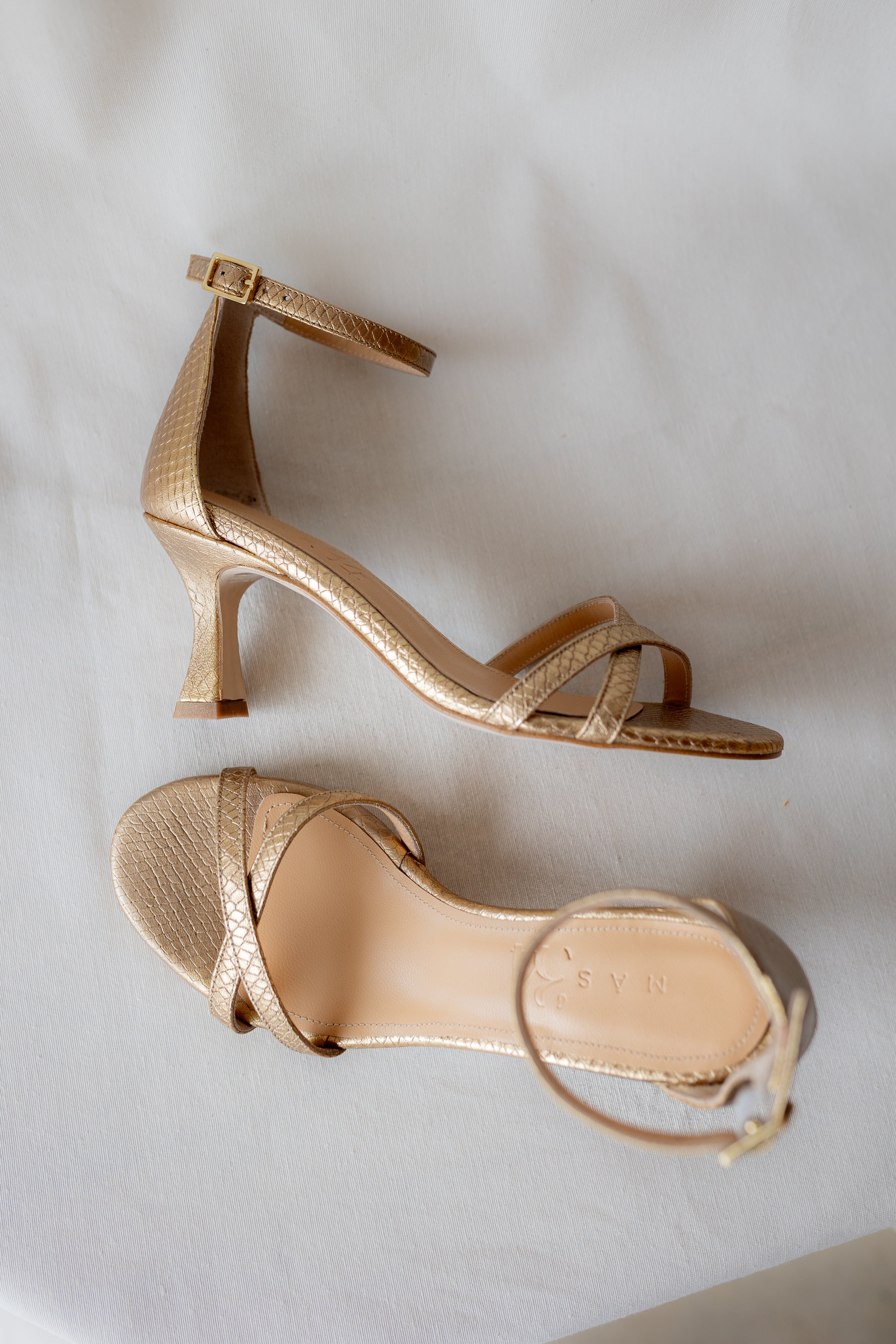 SANDALIA ESPERANZA PIEL EFECTO PITÓN ORO ENVEJECIDO 6CM