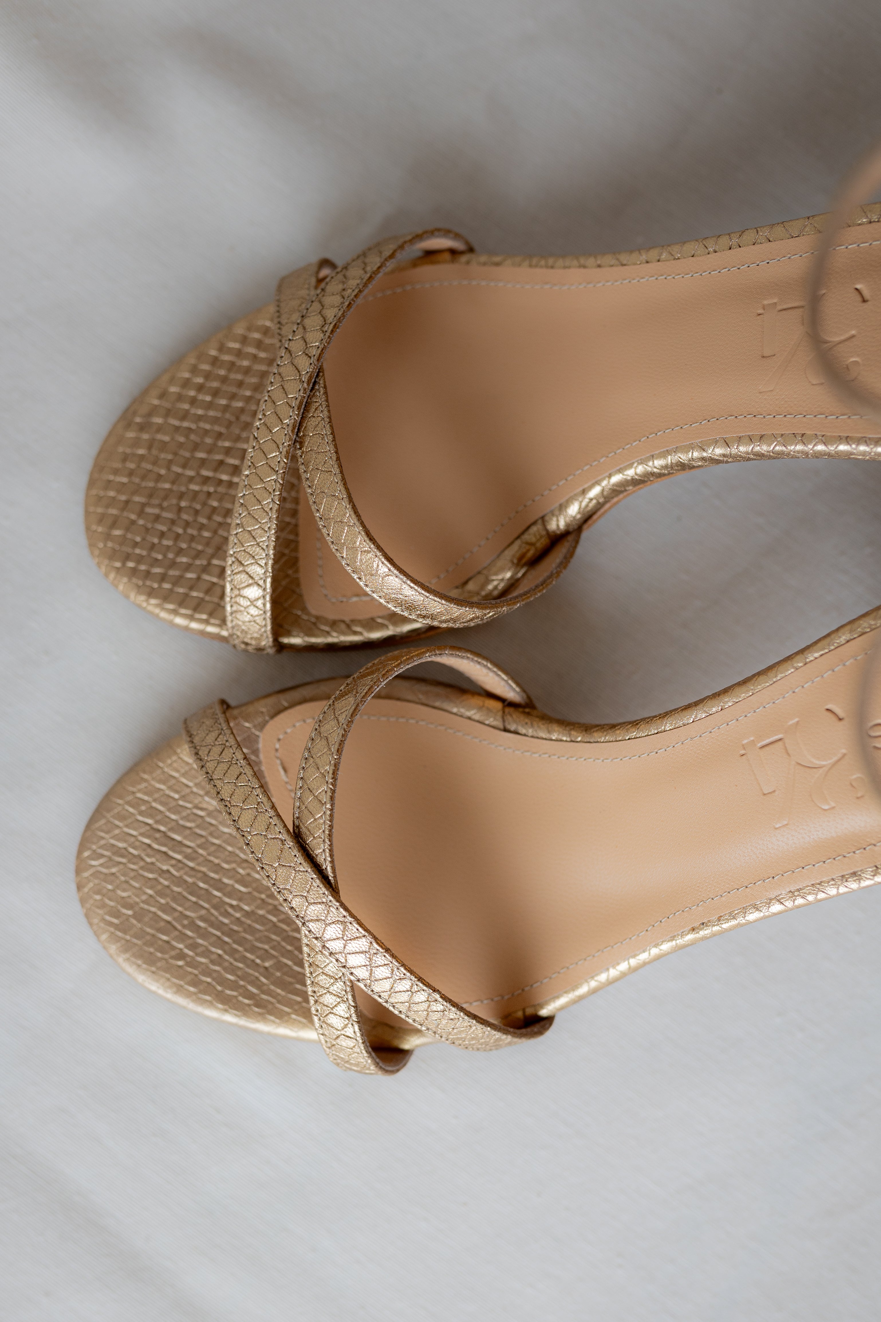 SANDALIA ESPERANZA PIEL EFECTO PITÓN ORO ENVEJECIDO 6CM