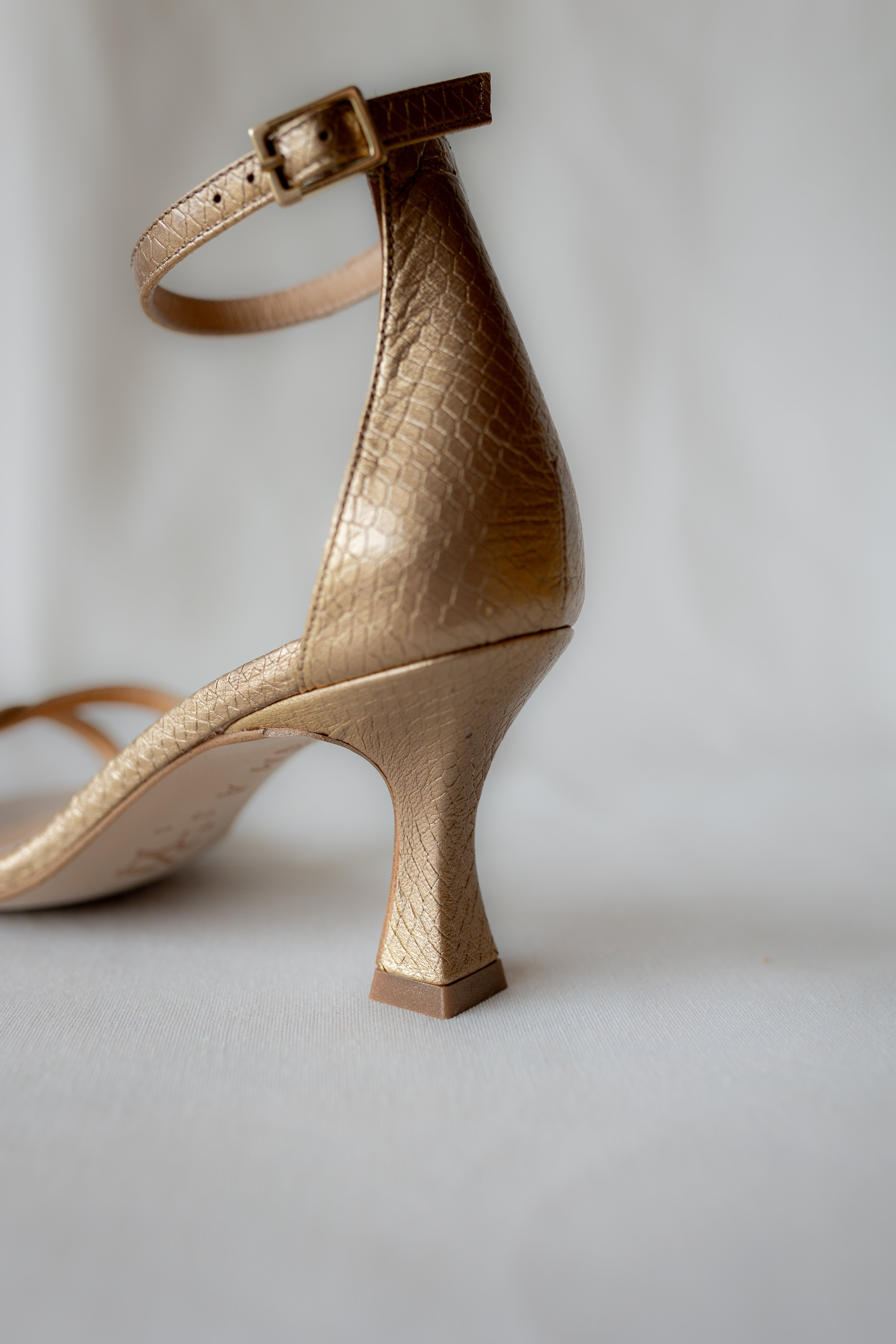 SANDALIA ESPERANZA PIEL EFECTO PITÓN ORO ENVEJECIDO 6CM