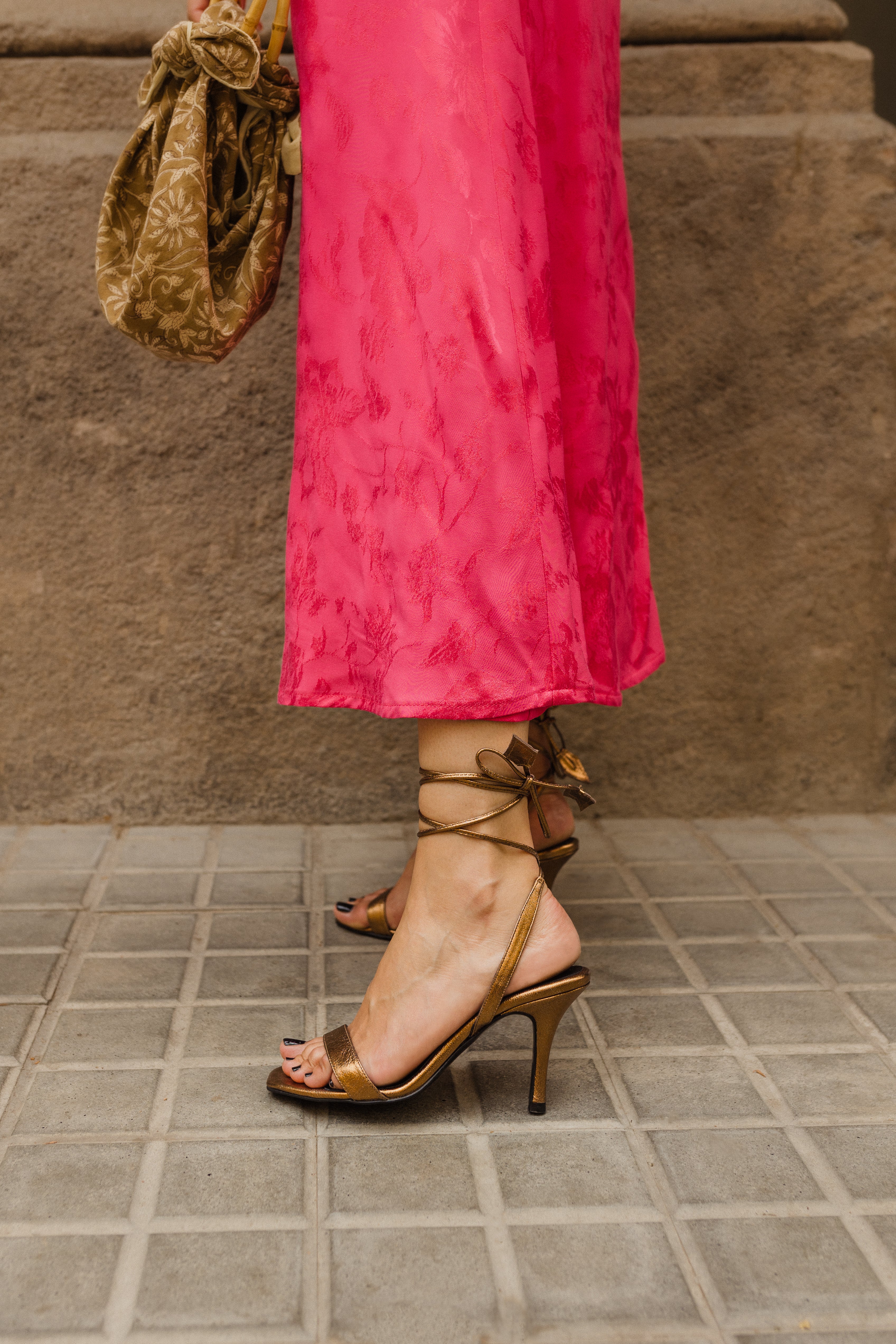 Sandalia de invitada de boda con tiras alrededor del tobillo.