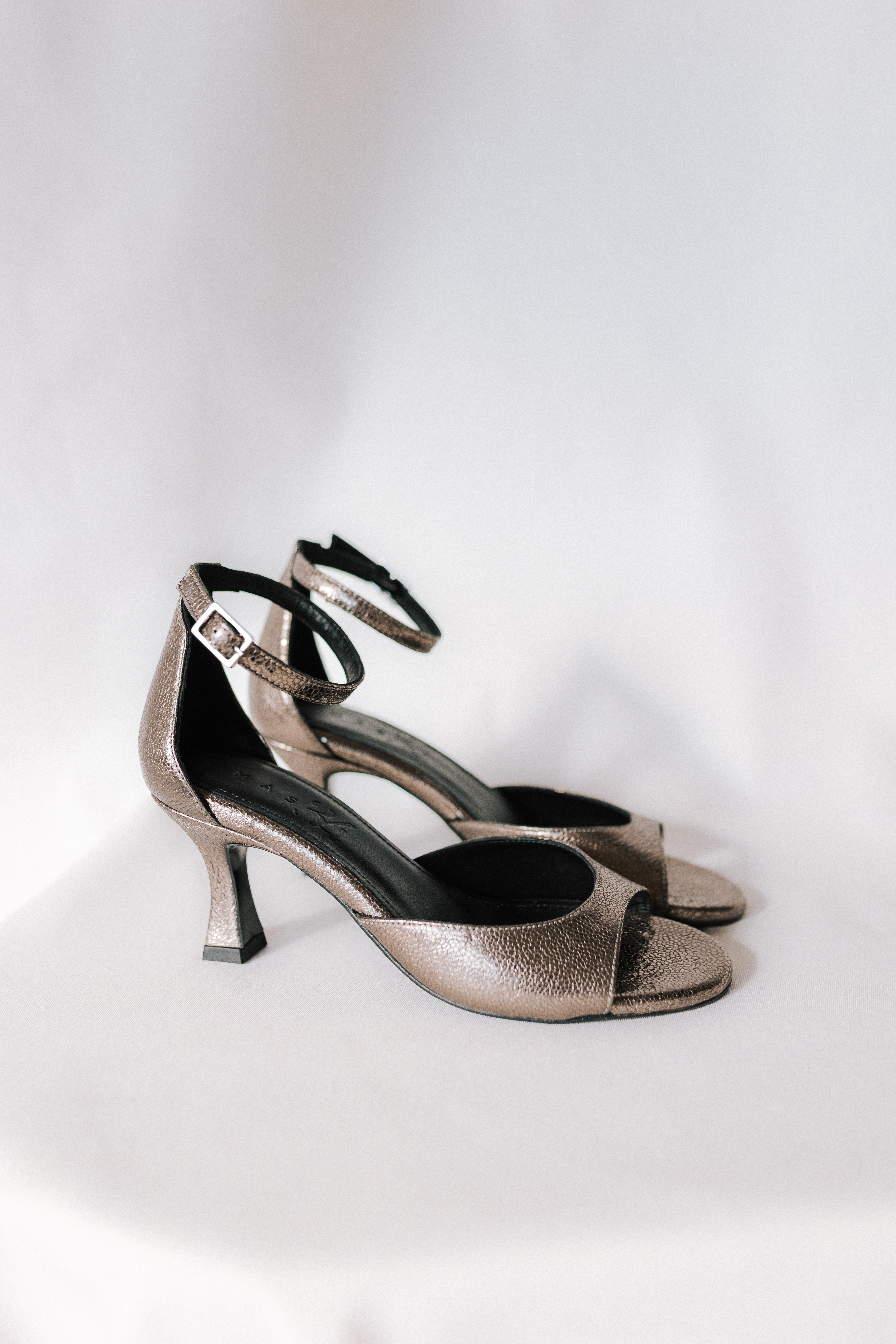 SANDALIA ROSARIO PIEL GRABADA PLOMO TACÓN 6CM