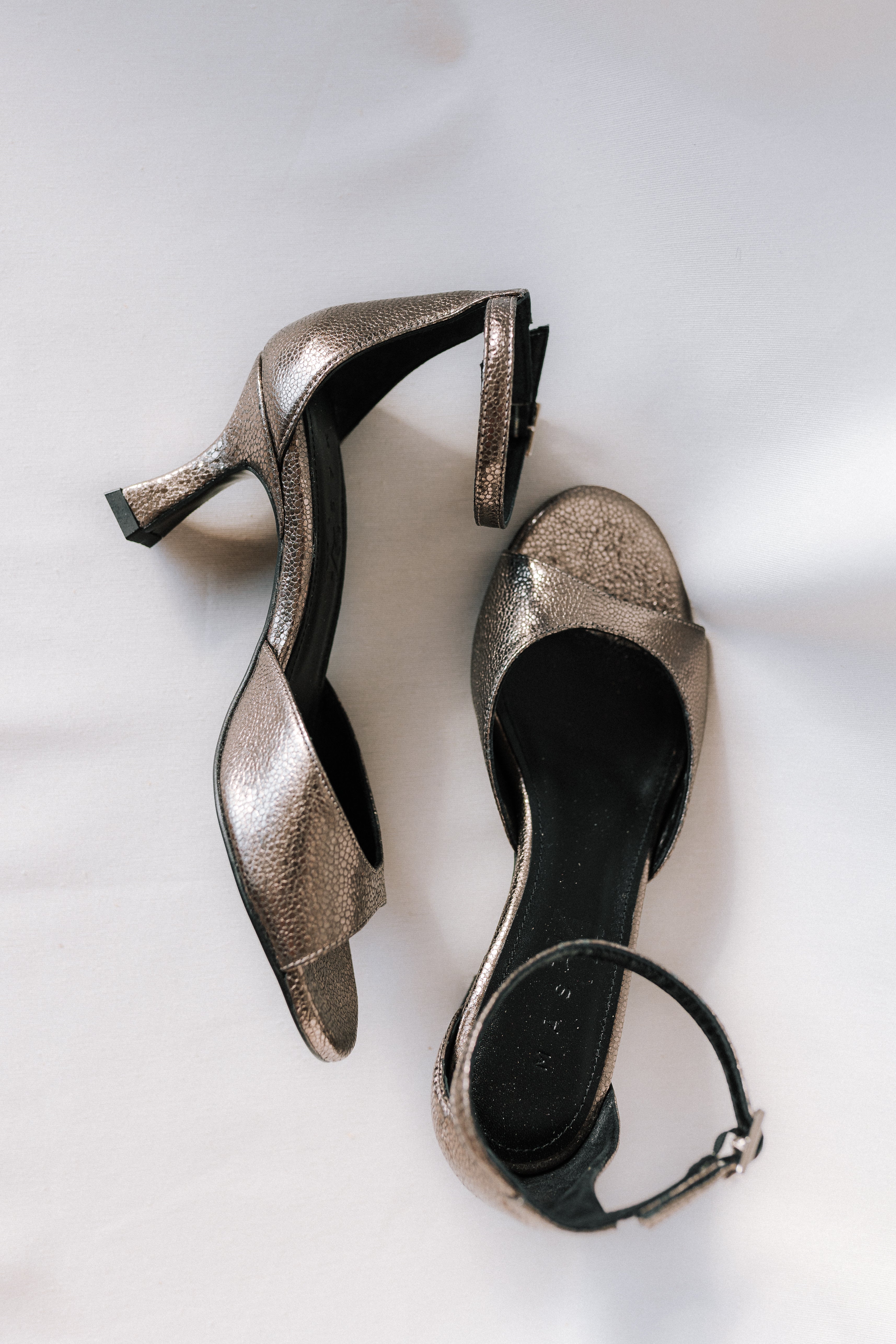 SANDALIA ROSARIO PIEL GRABADA PLOMO TACÓN 6CM