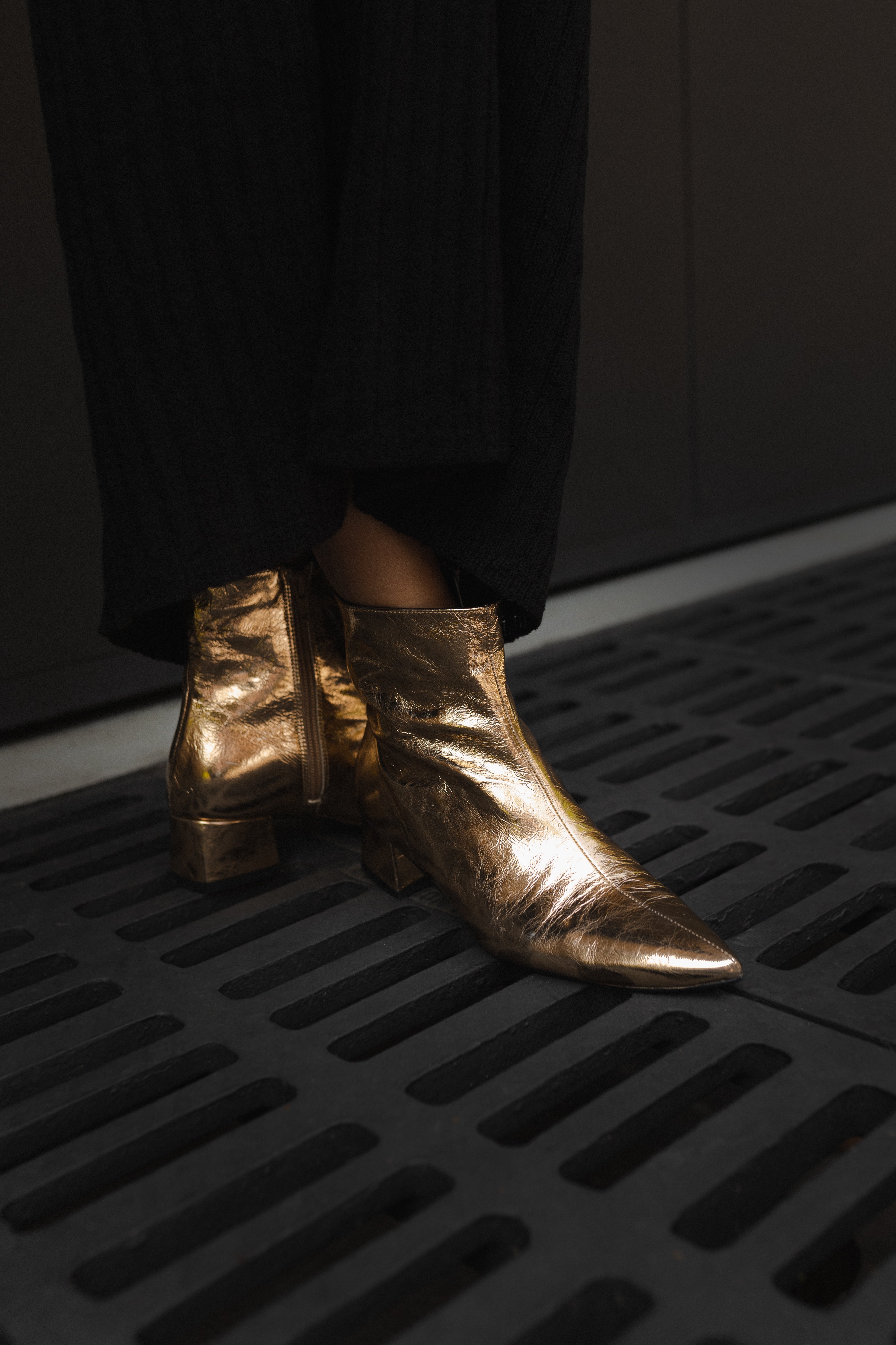 Botín con punta en dorado y con tacón ancho y cómodo