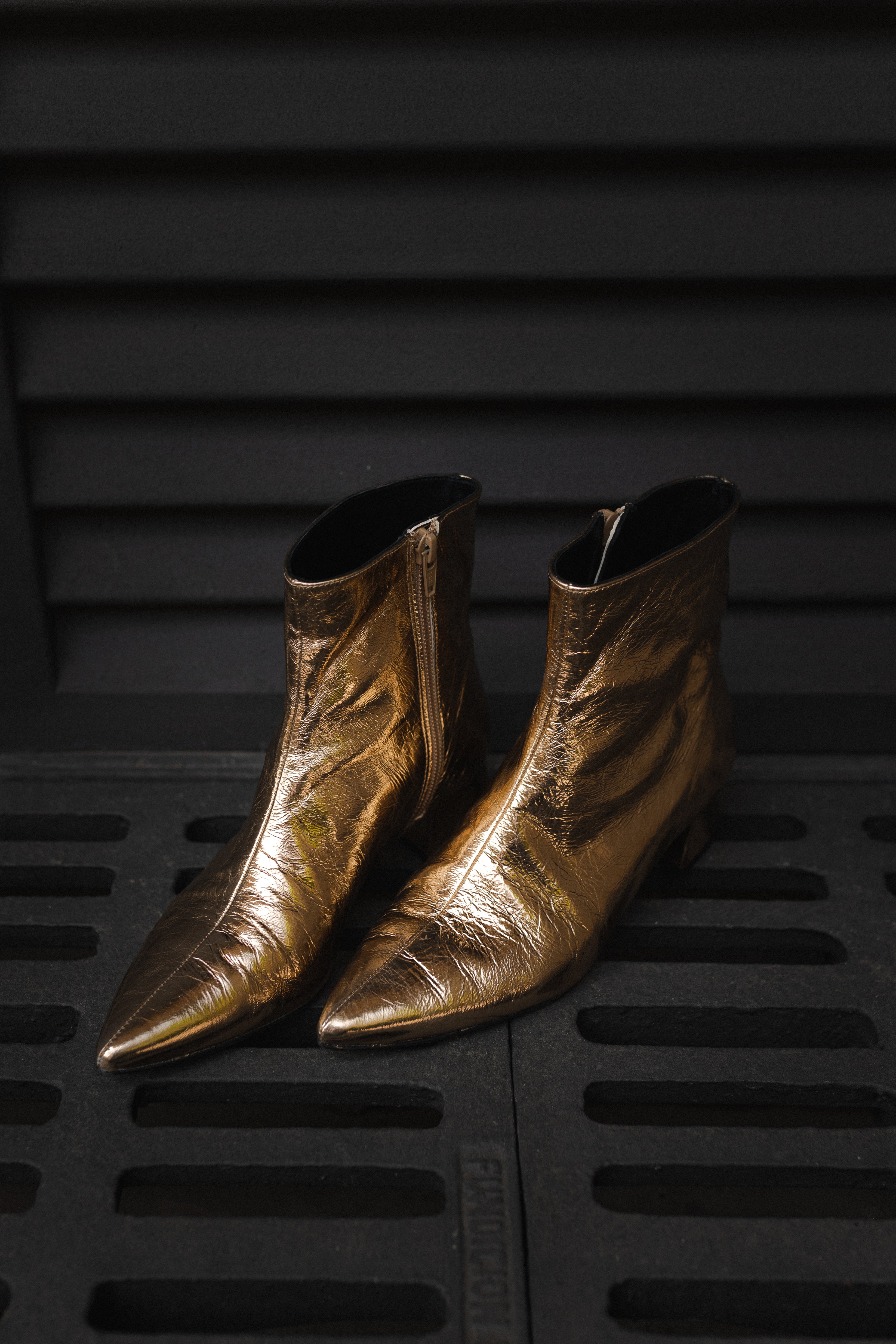 BOTÍN SILVIA PIEL LAMINADA ORO TACÓN 4CM