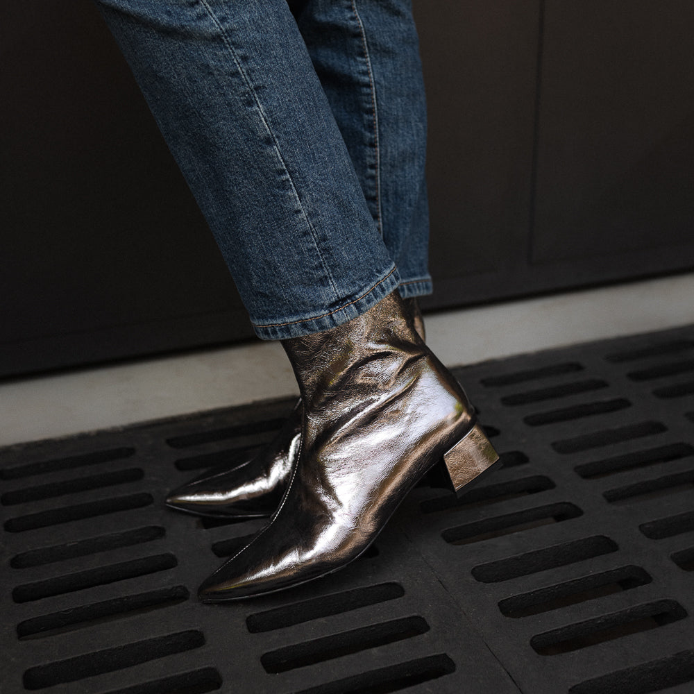 Combinación de jeans y botines plata plomo para mujer