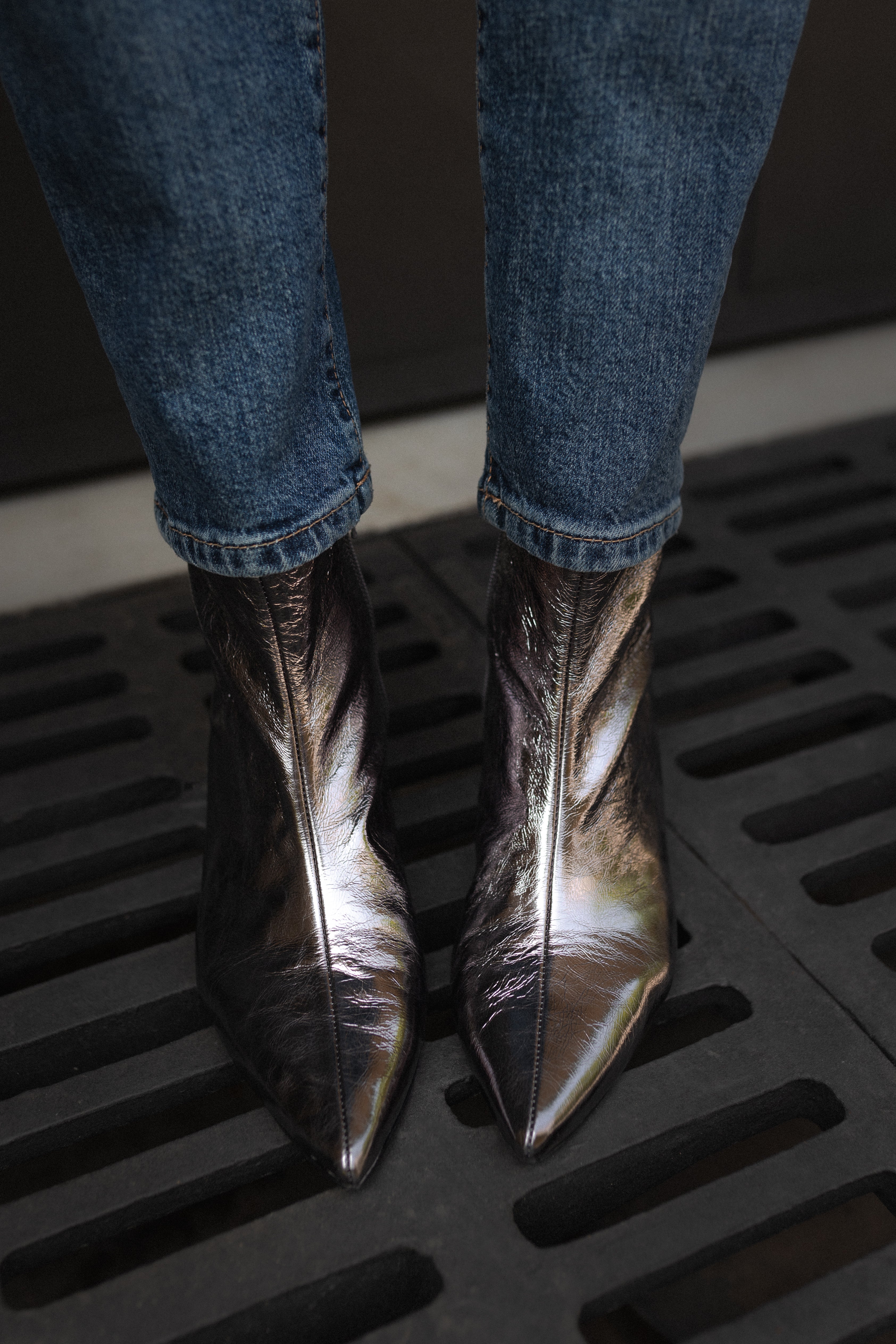 Botines plateados con punta cerrada perfectos para un look nocturno