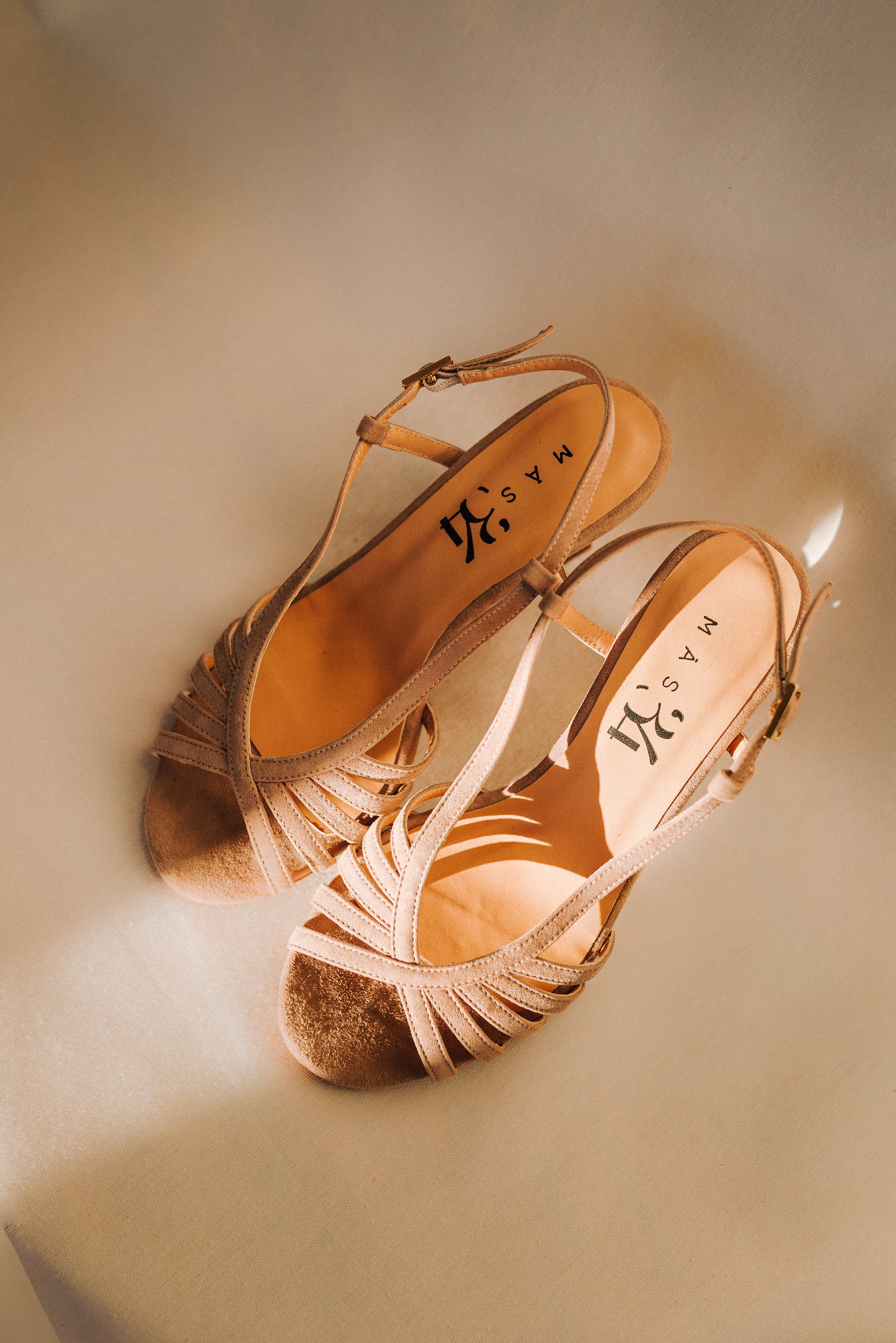 SANDALIA TRIANA ANTE NATURAL TACÓN 6CM