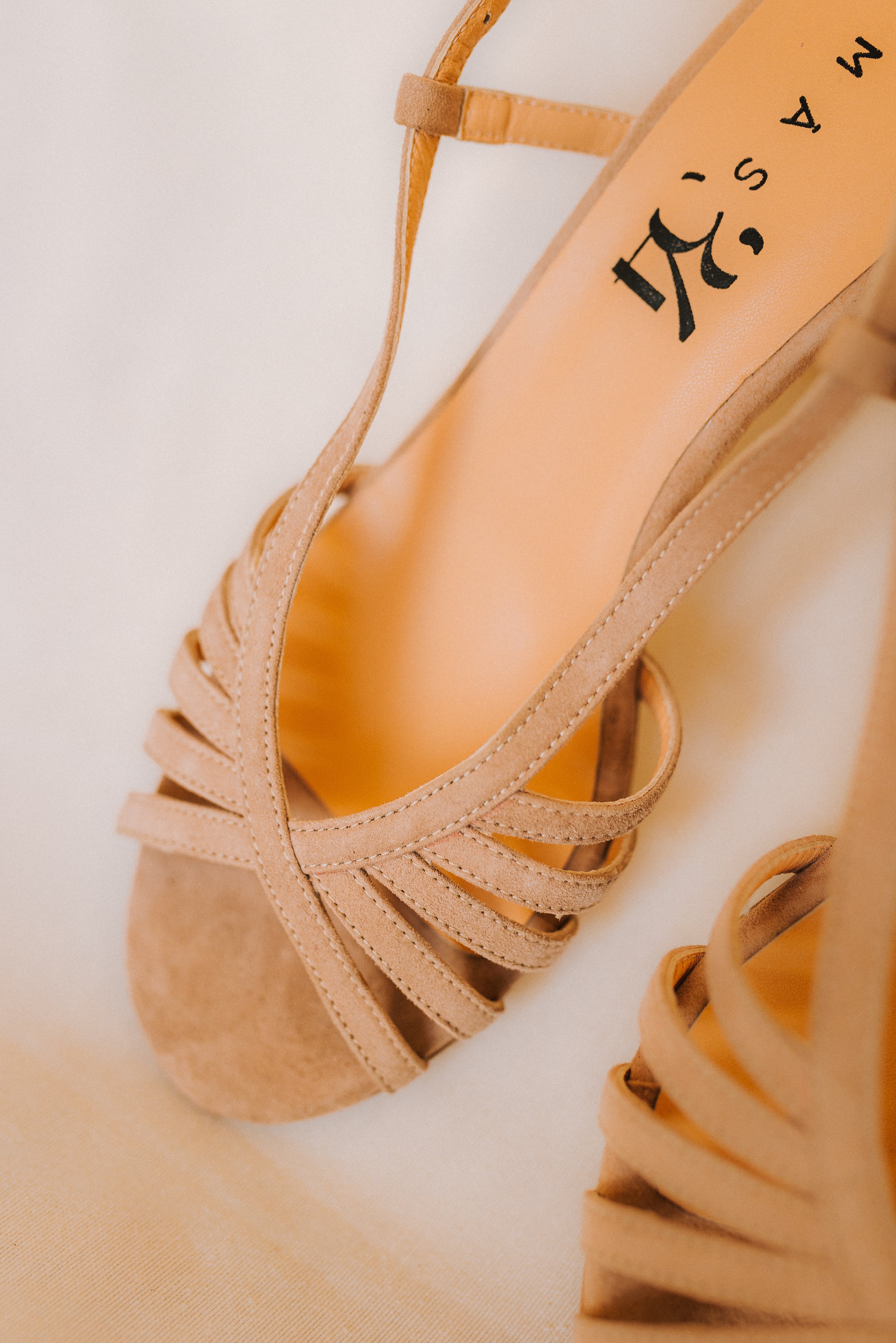 SANDALIA TRIANA ANTE NATURAL TACÓN 6CM