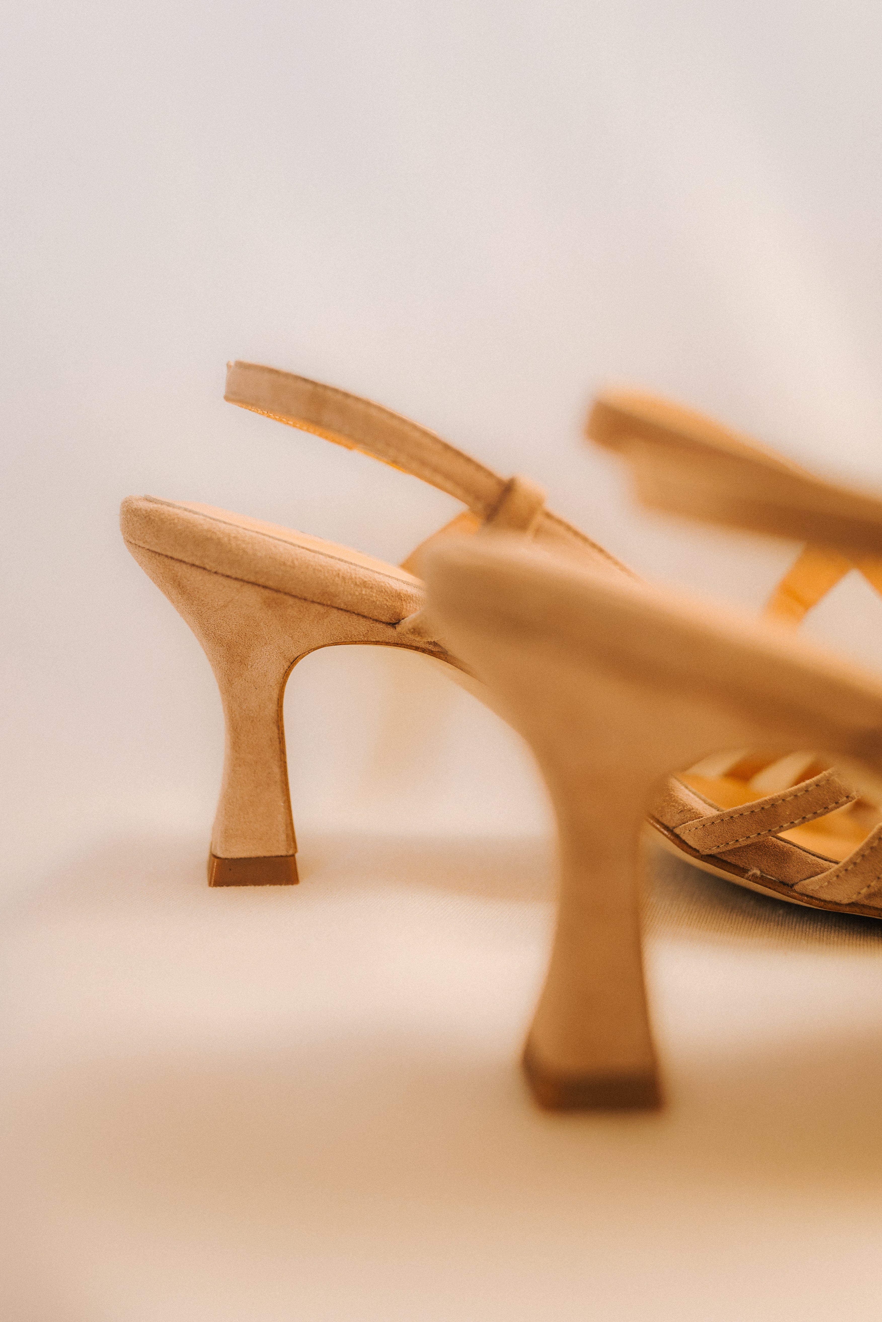 SANDALIA TRIANA ANTE NATURAL TACÓN 6CM