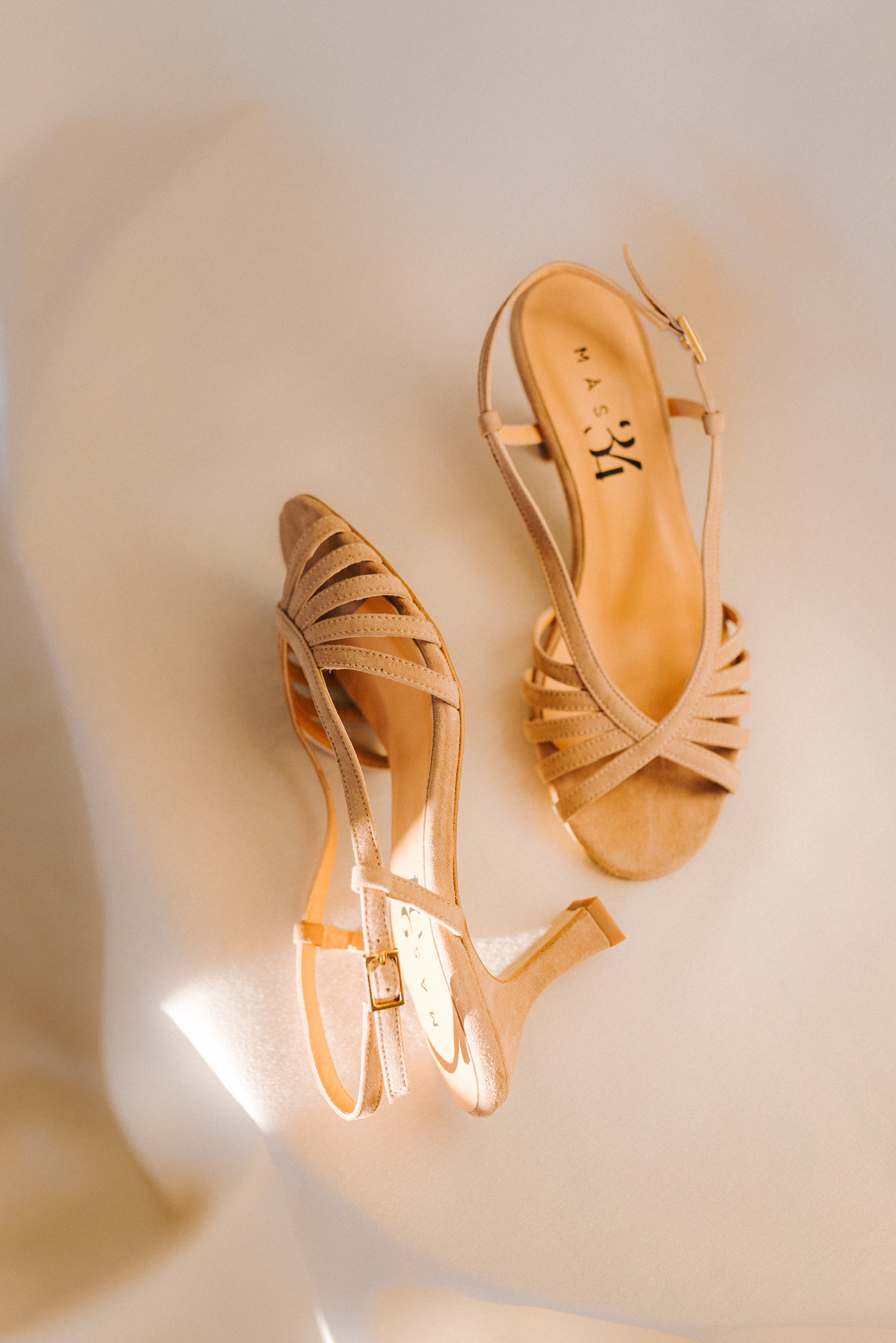 SANDALIA TRIANA ANTE NATURAL TACÓN 6CM