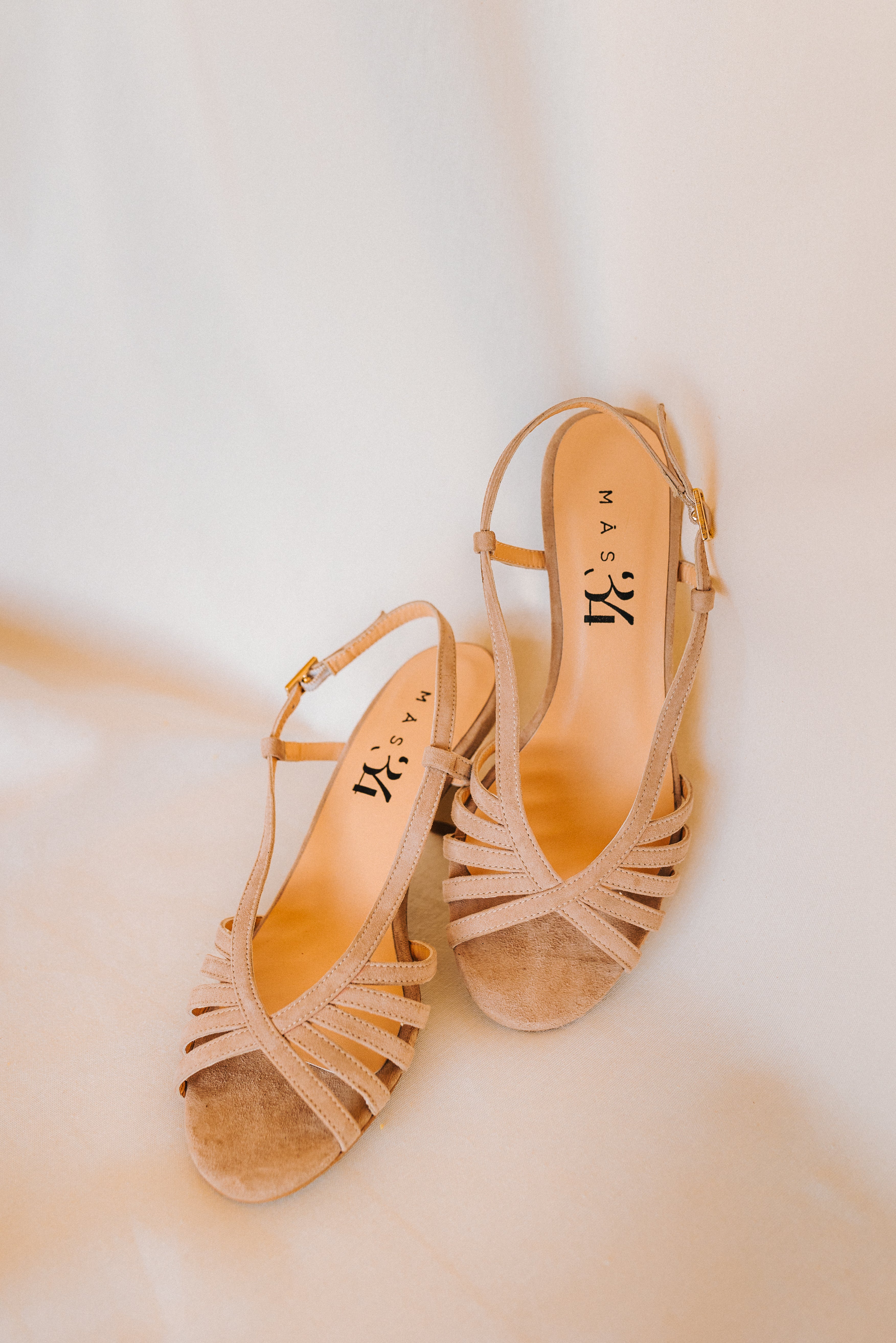 SANDALIA TRIANA ANTE NATURAL TACÓN 6CM