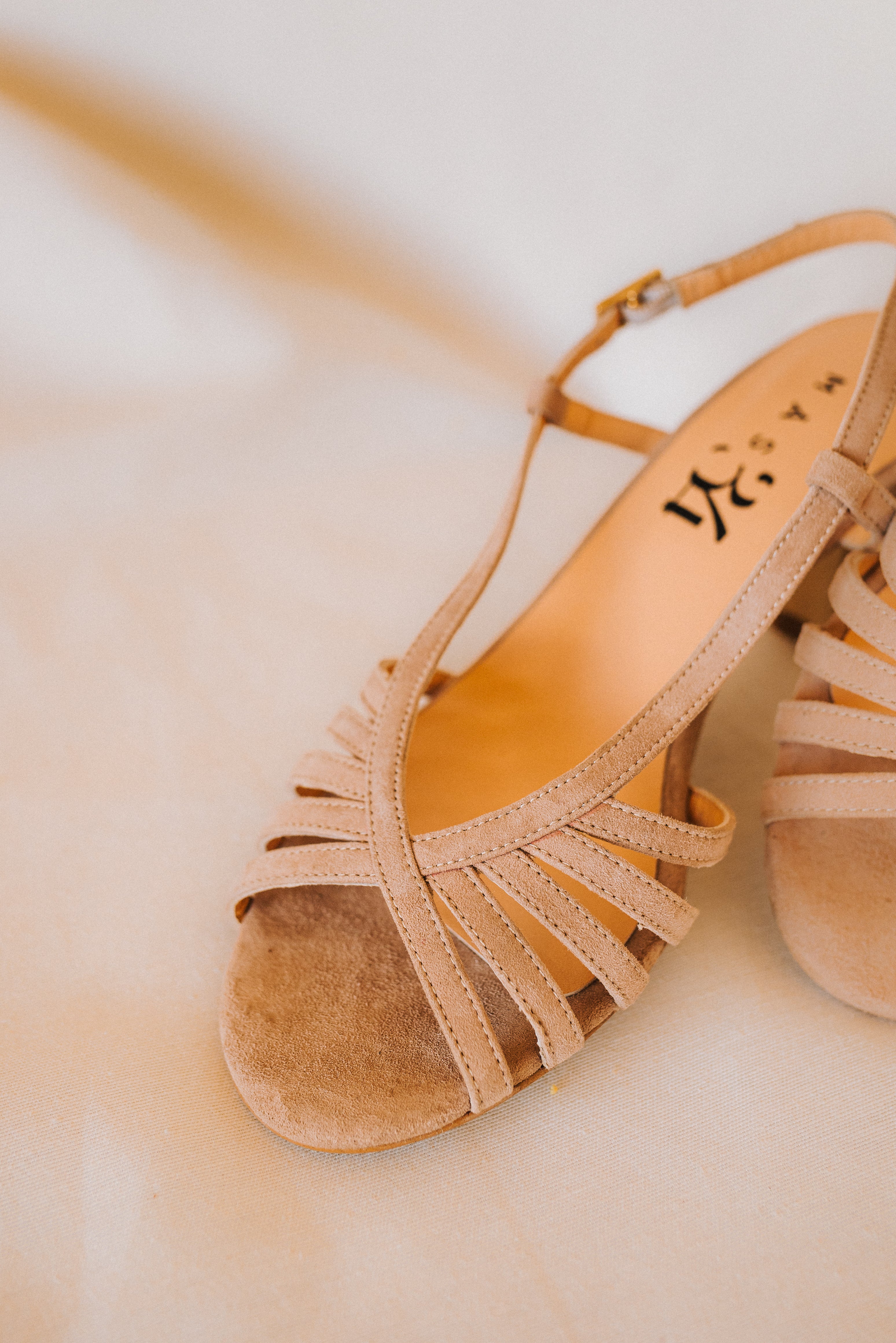 SANDALIA TRIANA ANTE NATURAL TACÓN 6CM