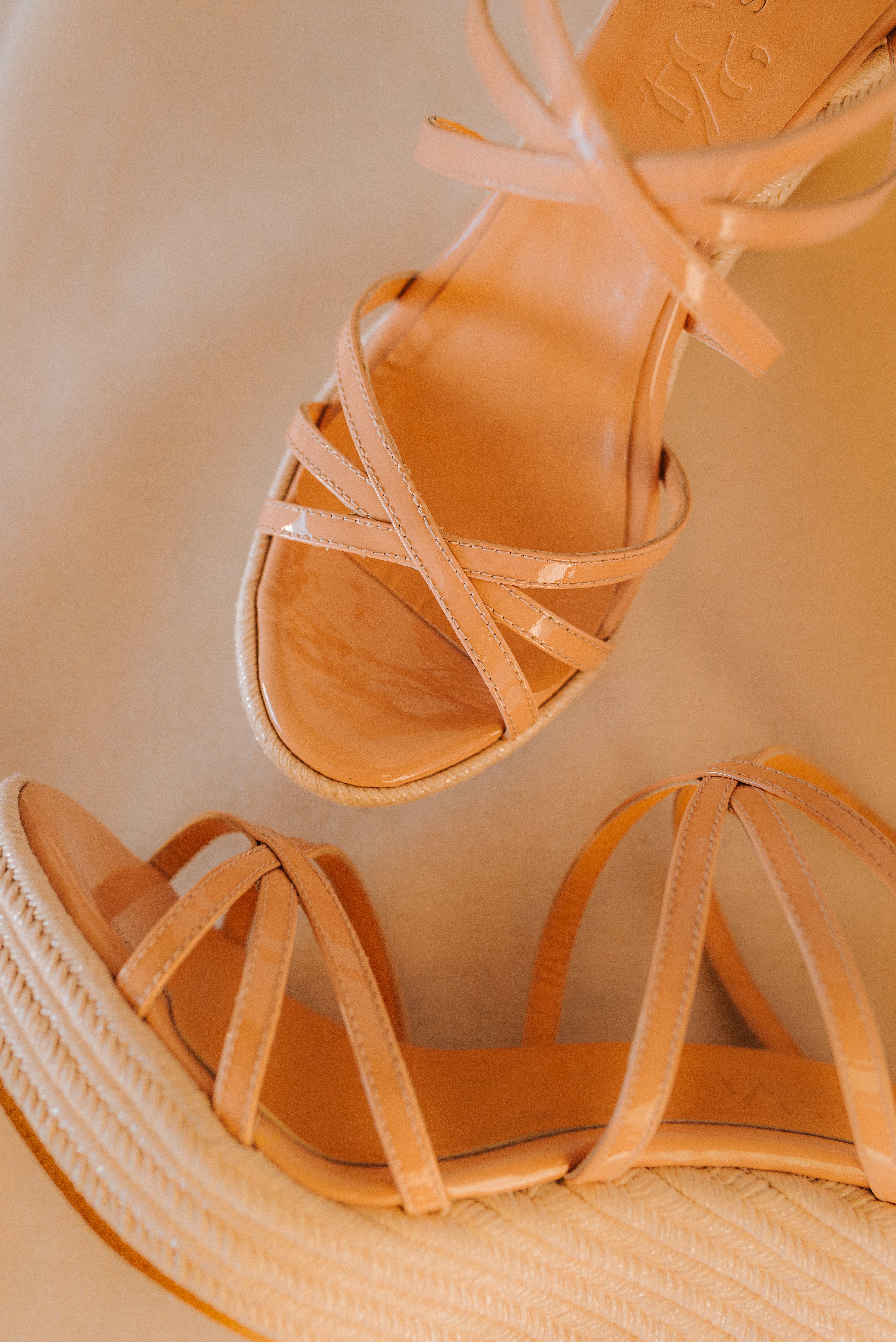 CUÑA BERTA PIEL CHAROL NUDE 9CM