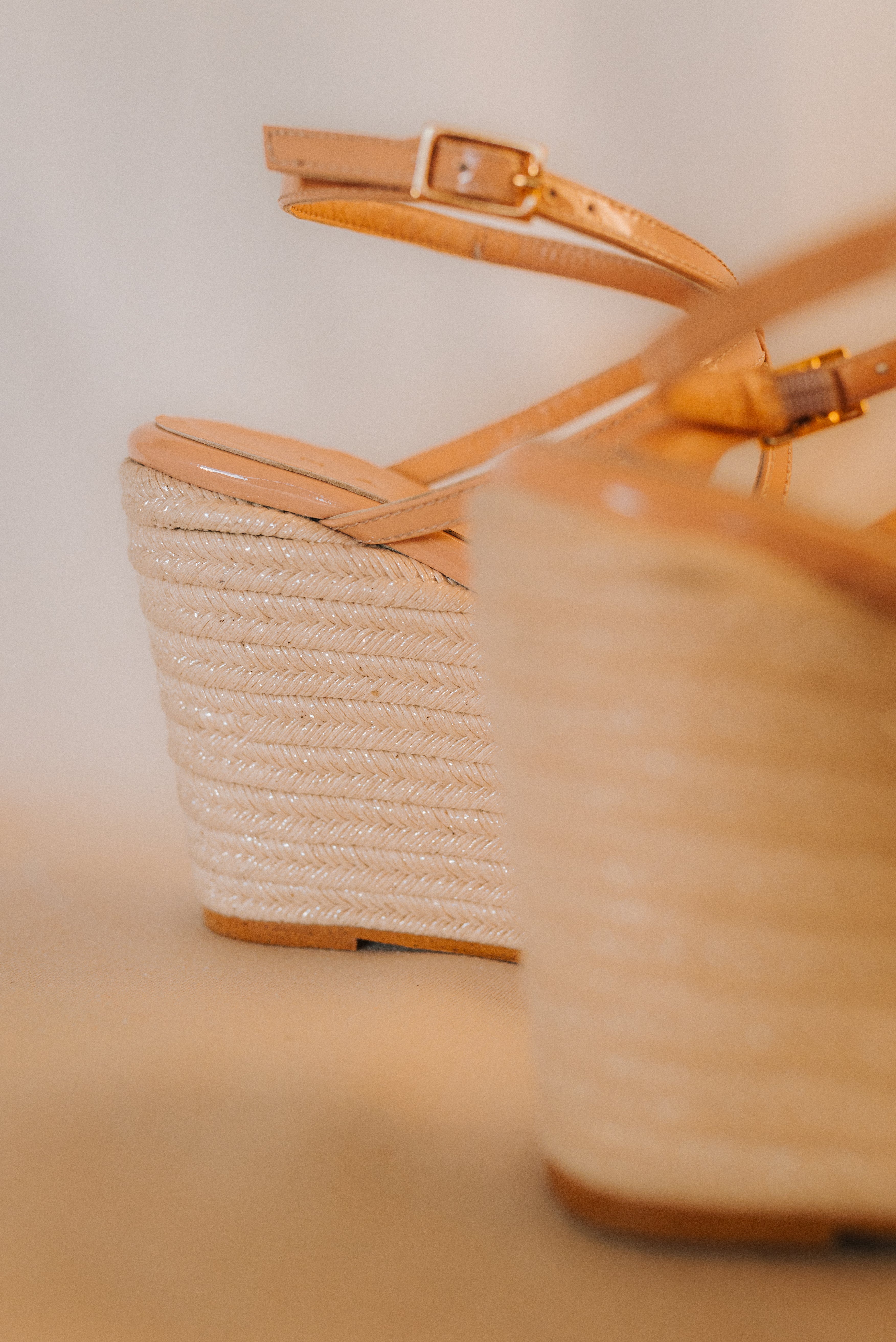 CUÑA BERTA PIEL CHAROL NUDE 9CM