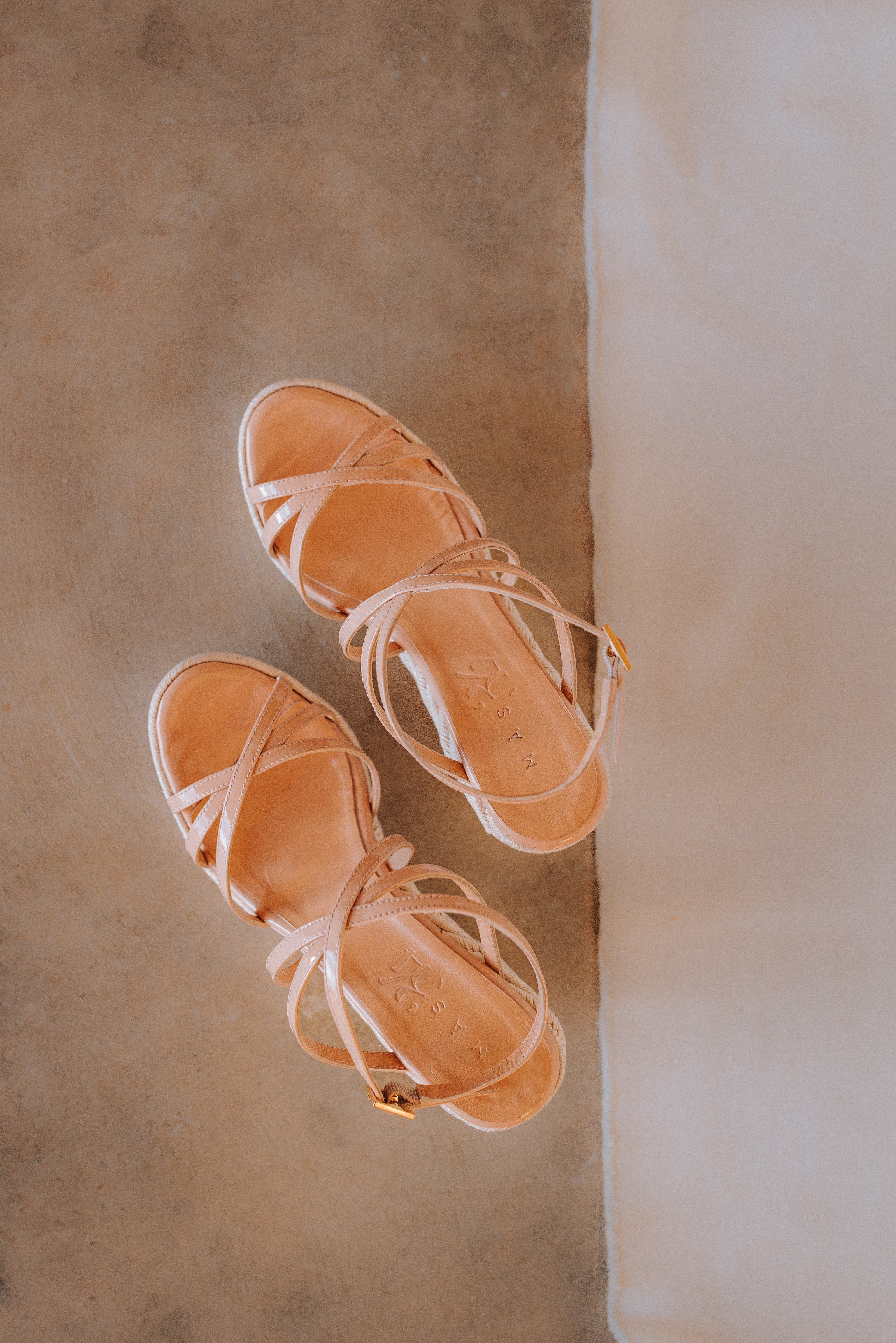 CUÑA BERTA PIEL CHAROL NUDE 9CM