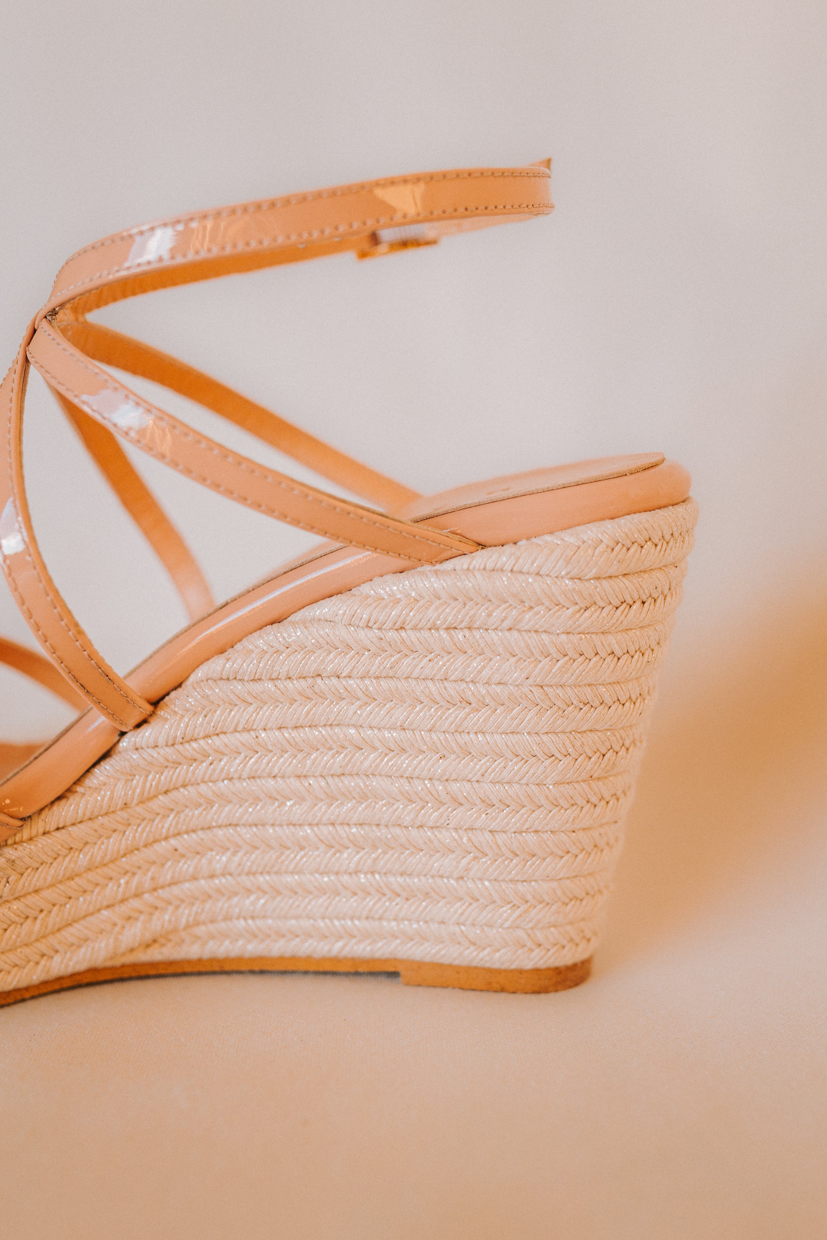 CUÑA BERTA PIEL CHAROL NUDE 9CM