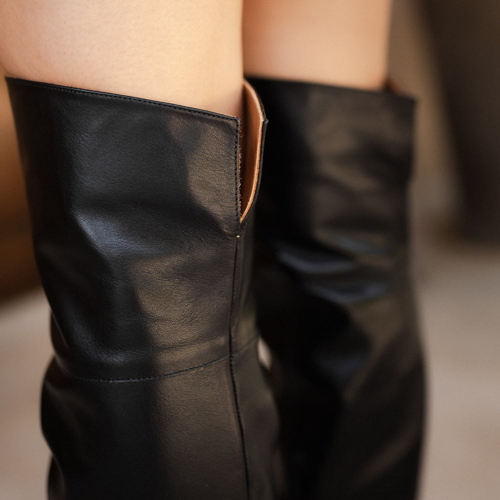 BOTA MOSQUETERA INÉS PIEL NEGRA TACÓN 6CM