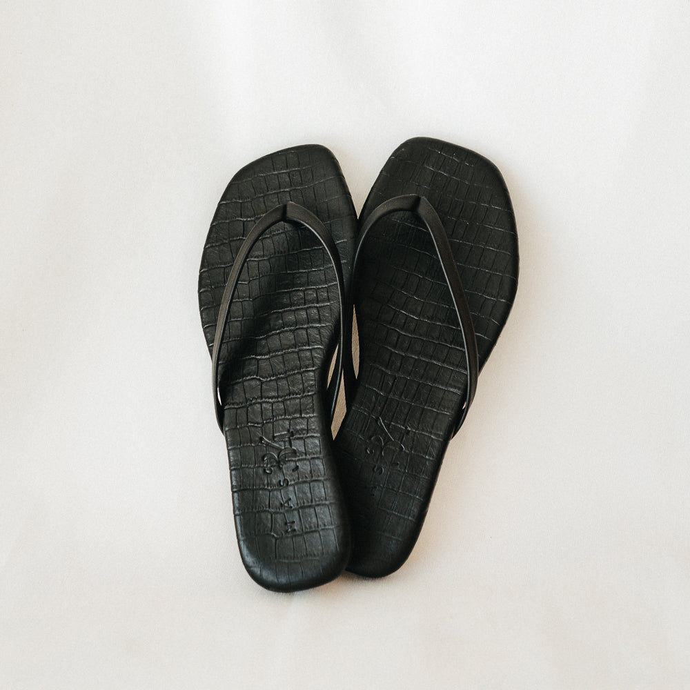 Sandalia plana en color negro cómoda de piel con efecto coco para verano