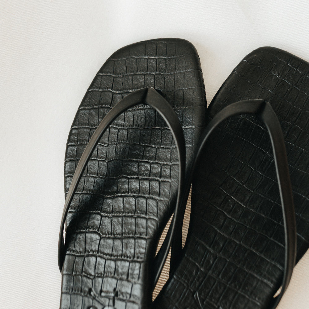 BYRON BLACK LEATHER FLAT SANDAL