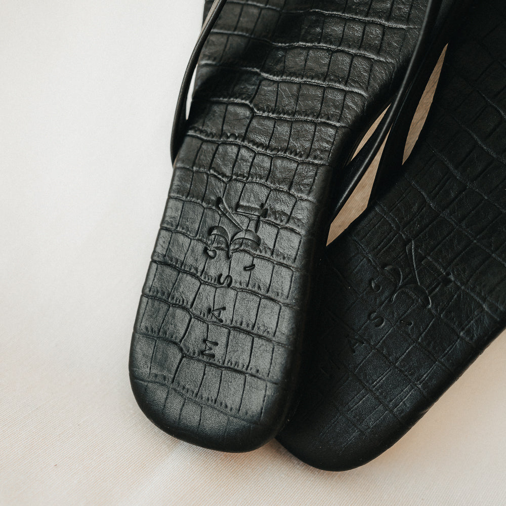 BYRON BLACK LEATHER FLAT SANDAL