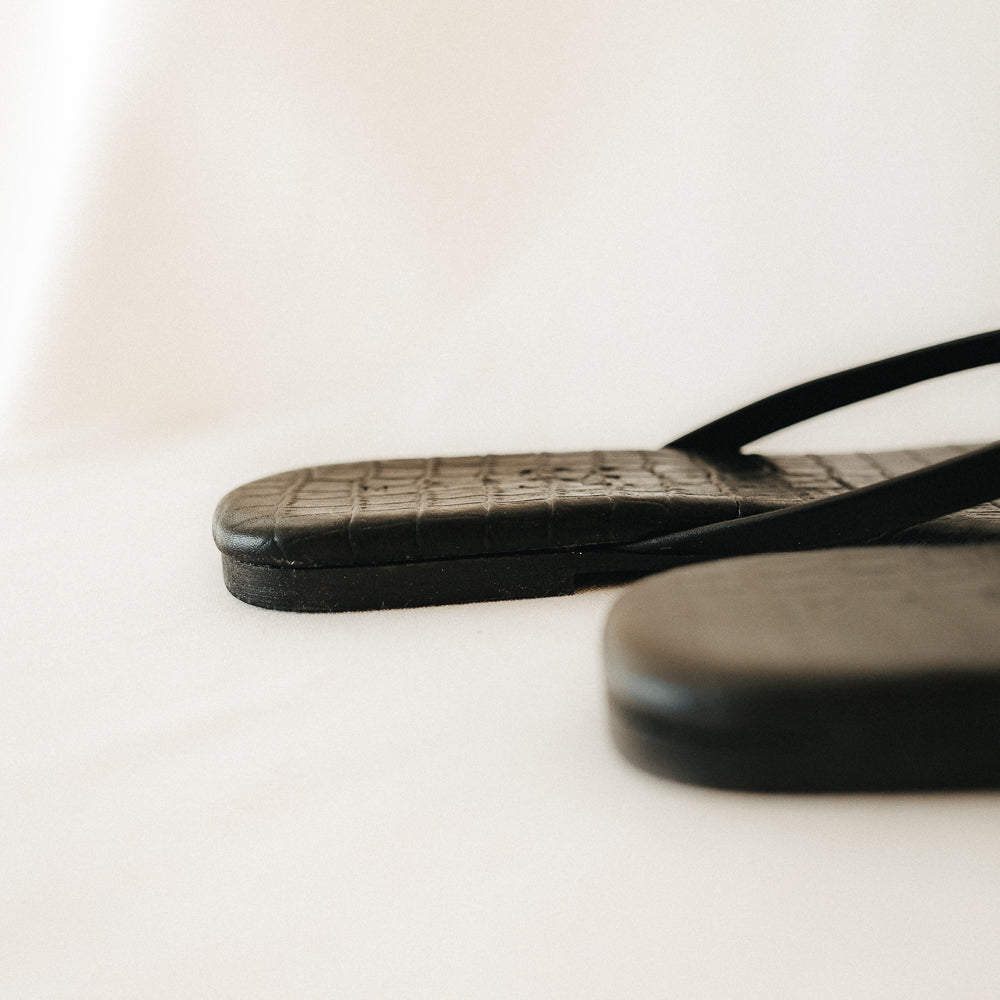 BYRON BLACK LEATHER FLAT SANDAL