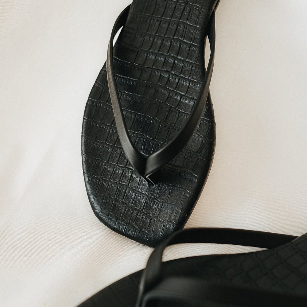 BYRON BLACK LEATHER FLAT SANDAL
