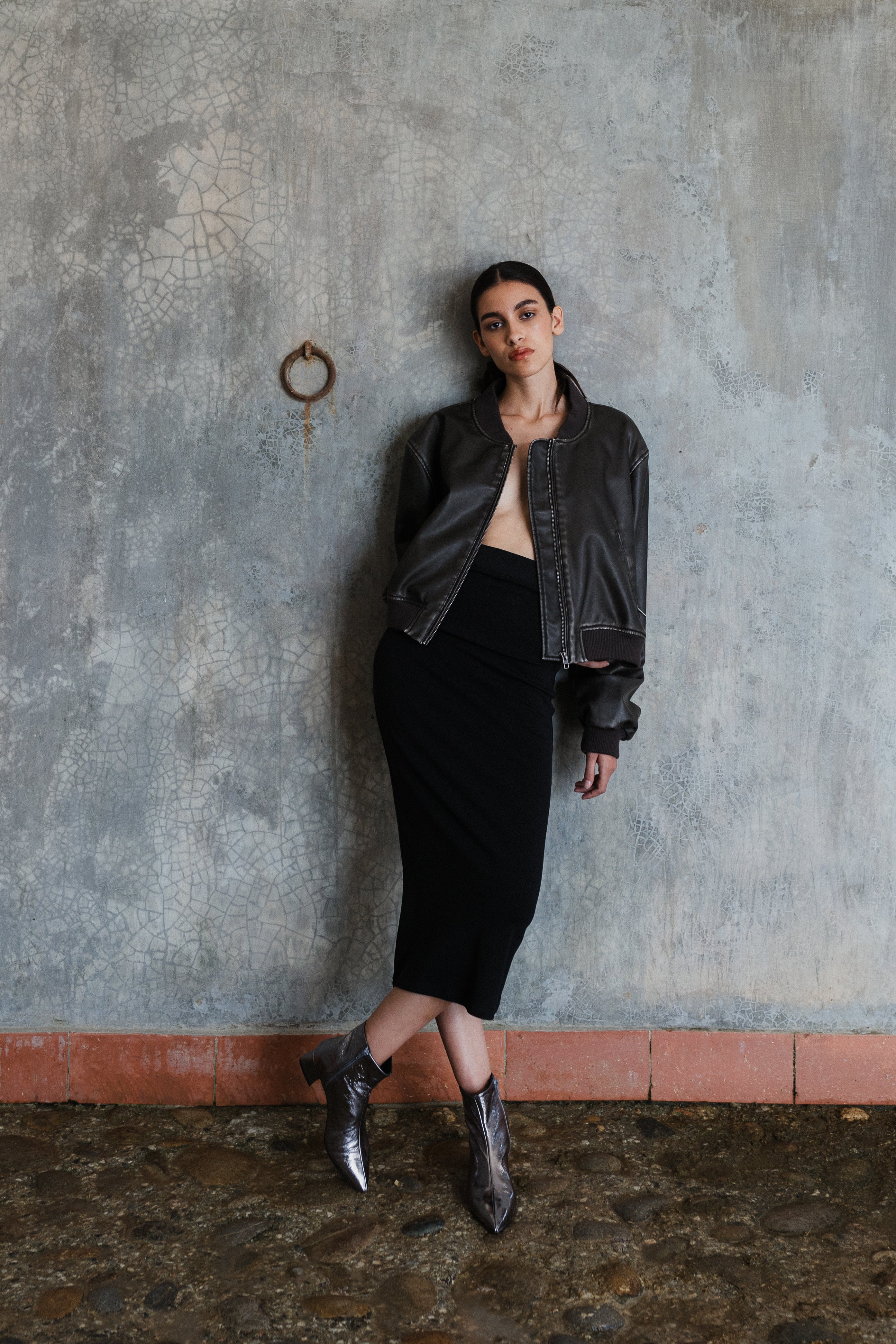 BOTÍN SILVIA PIEL LAMINADA PLOMO TACÓN 4CM