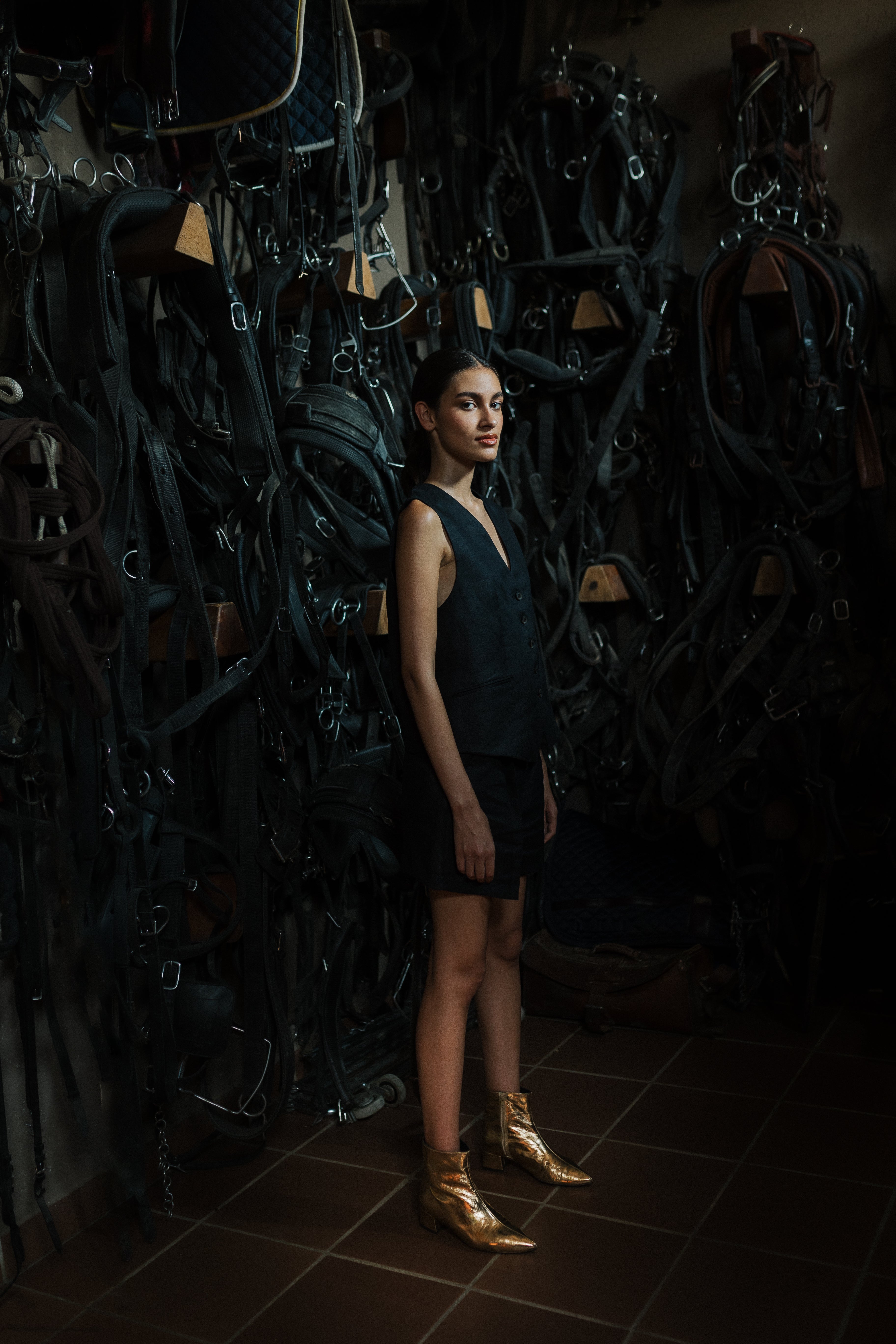 Chica con vestido de fiesta y unos botines dorados