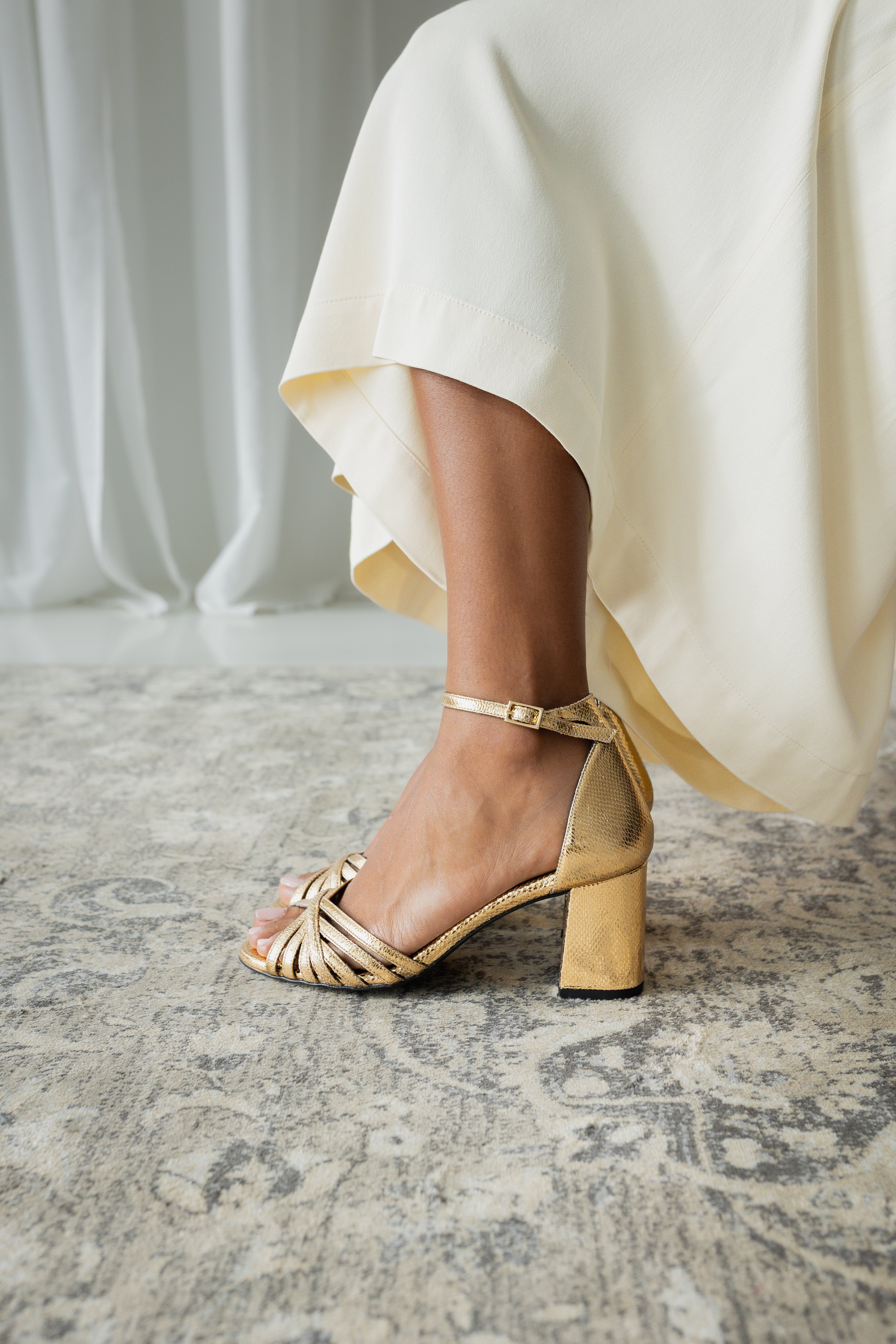 Sandalia de mujer en piel grabada oro con tacón de 6 cm