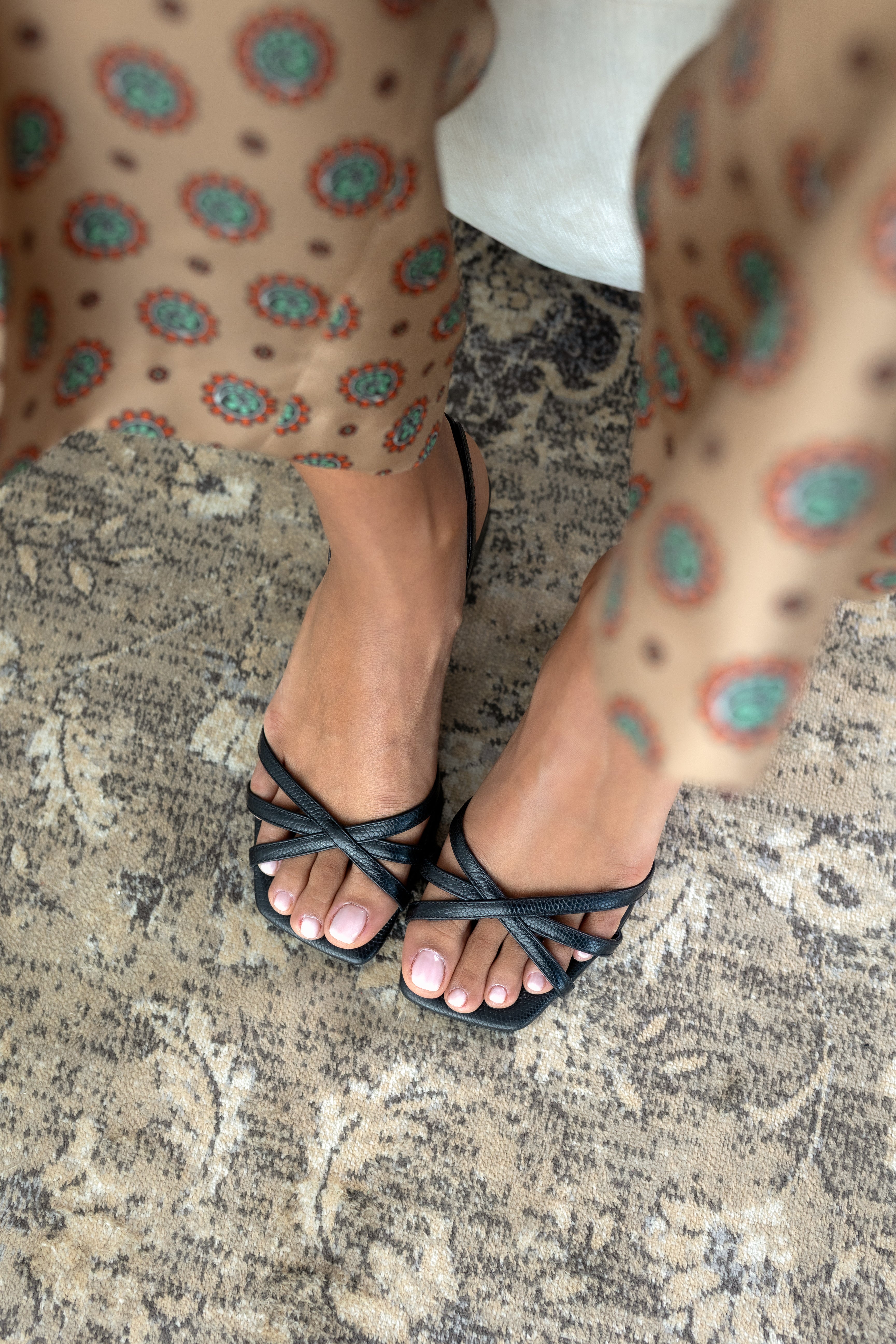 Sandalia elegante negra de piel grabada para mujer.