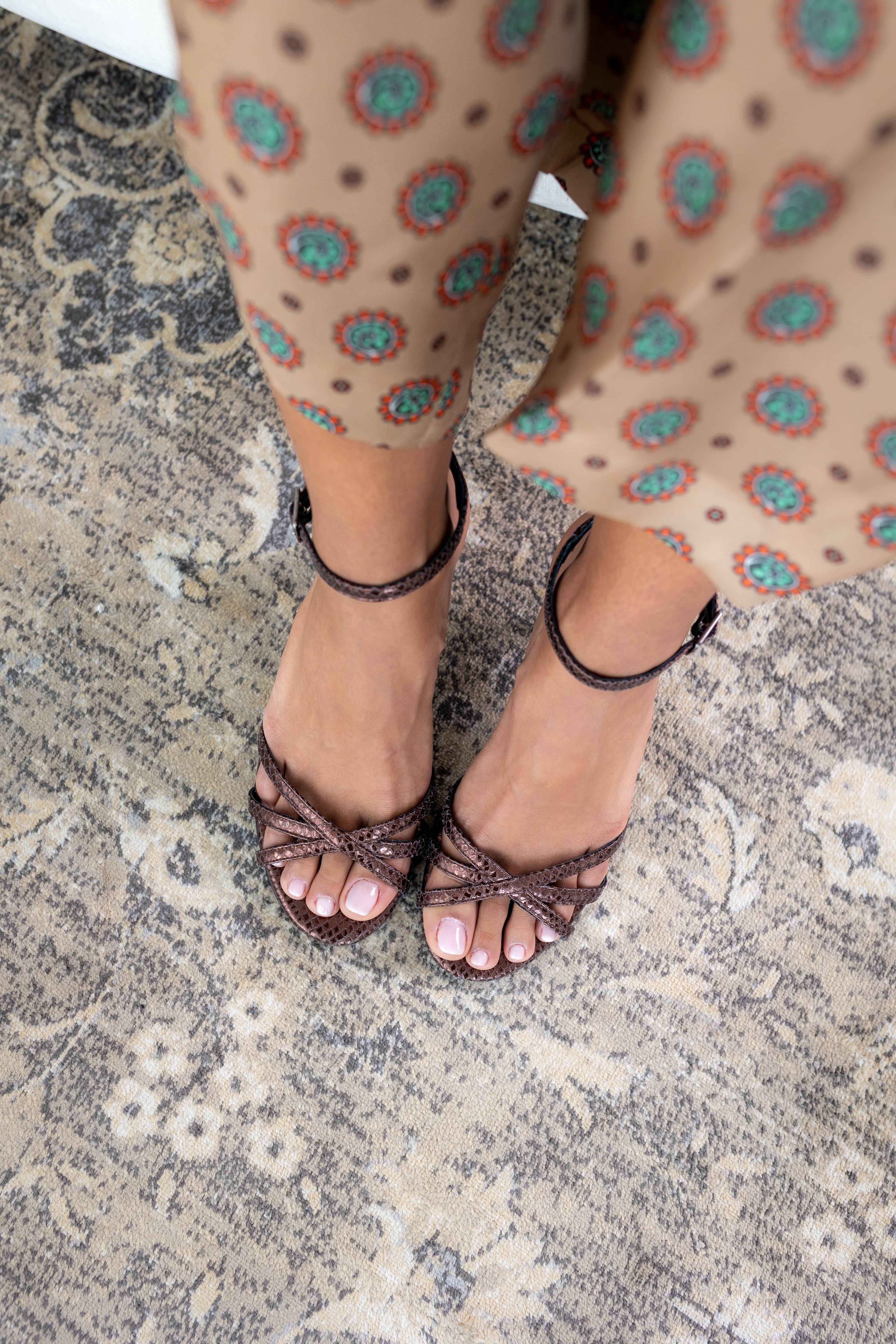 SANDÁLIA ANDY PELE LAMINADA CAFÉ SALTO 6CM