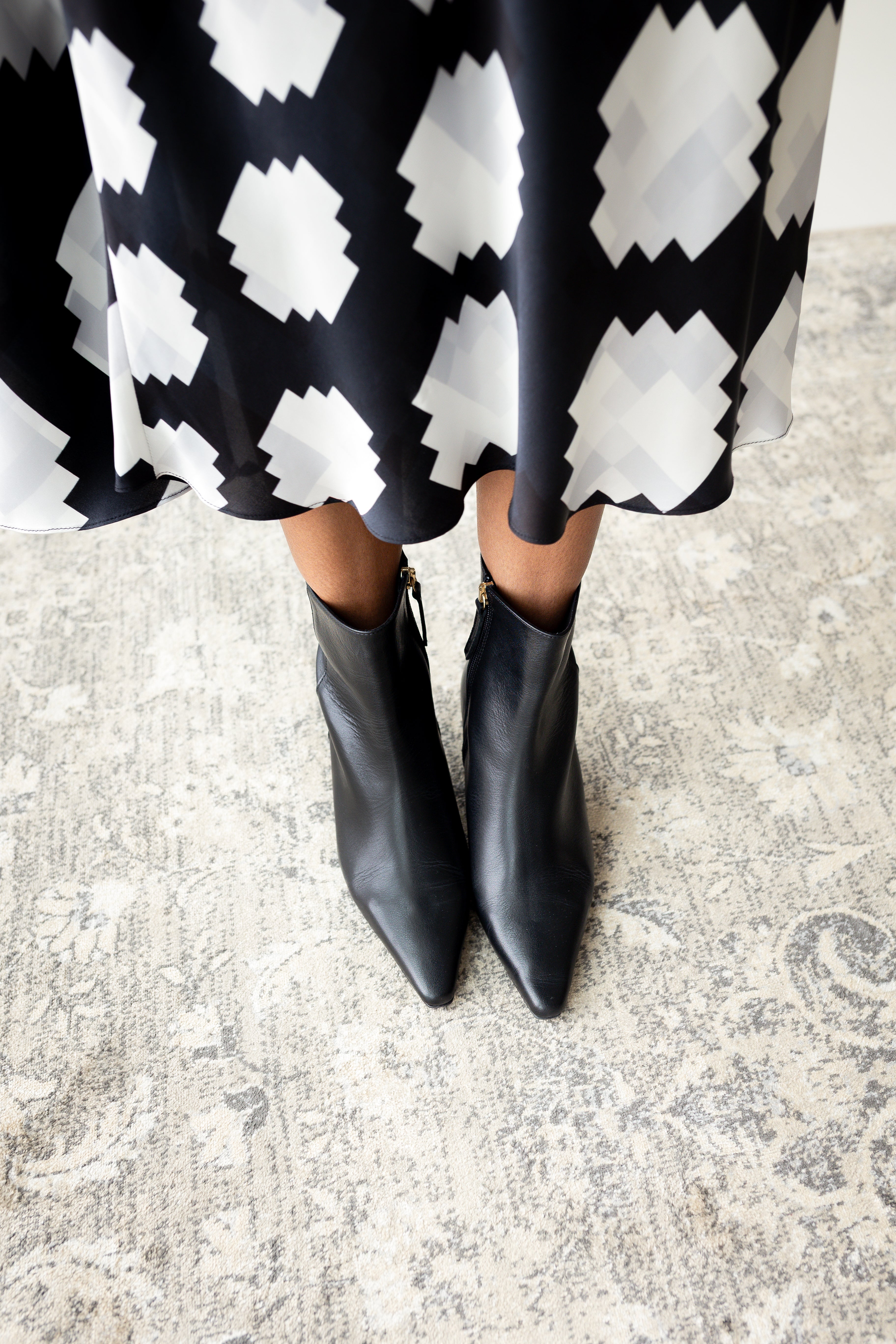 BOTÍN PAULA PIEL NEGRA TACÓN MIDI 5CM