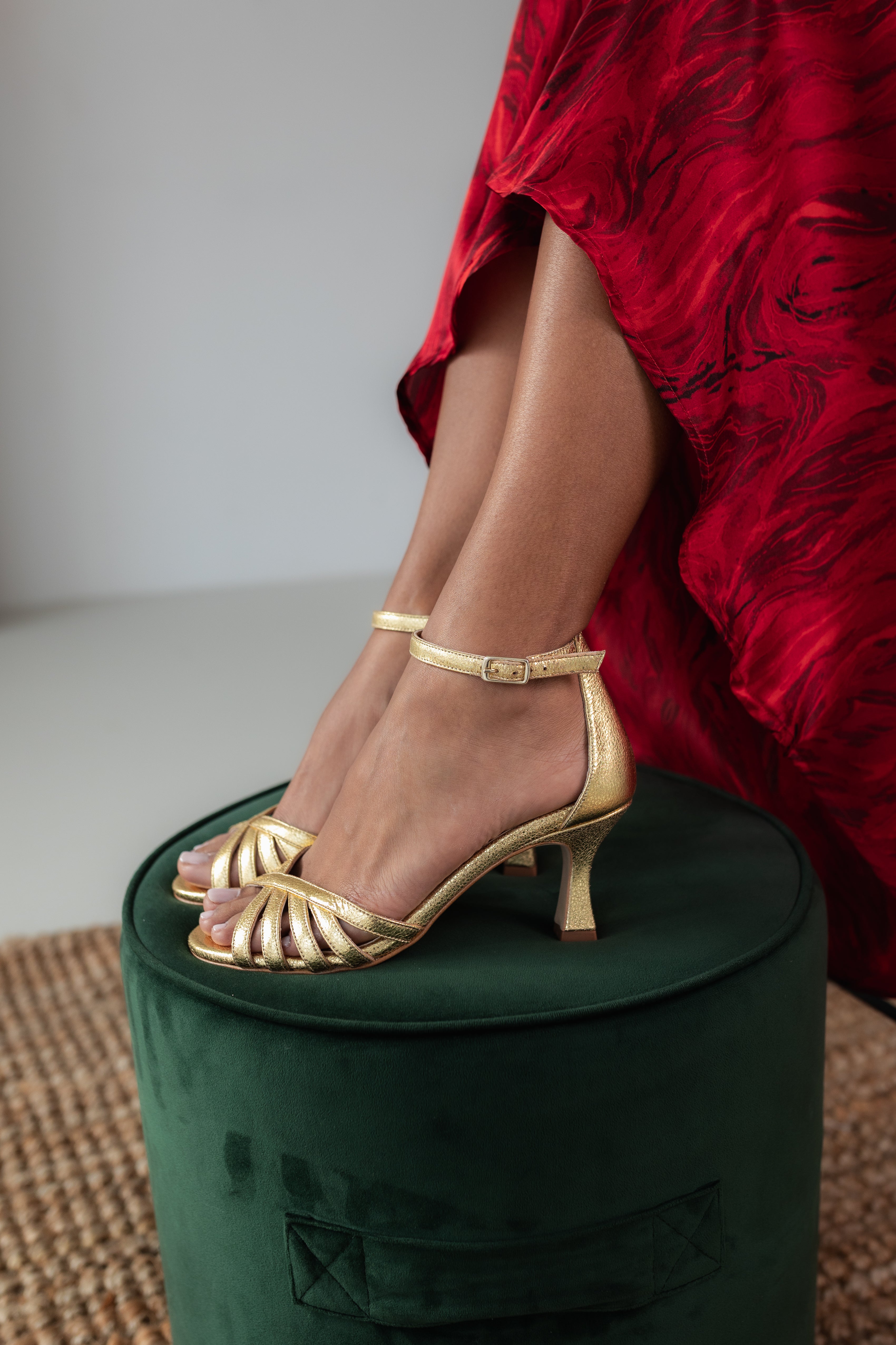 Sandalia de mujer en piel efecto pitón oro con tacón de 6 cm.