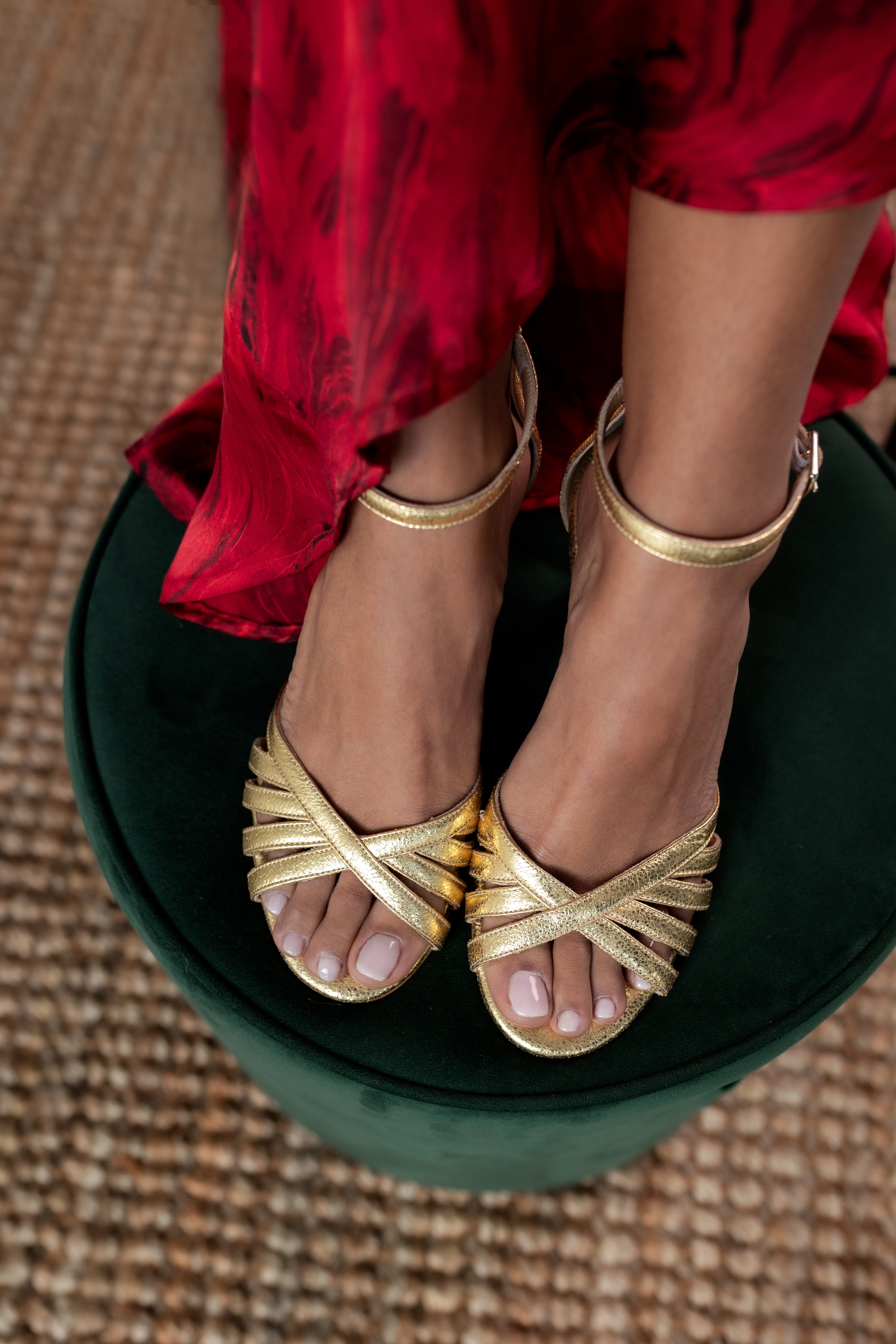 Sandalia dorada de piel efecto pitón para mujer.