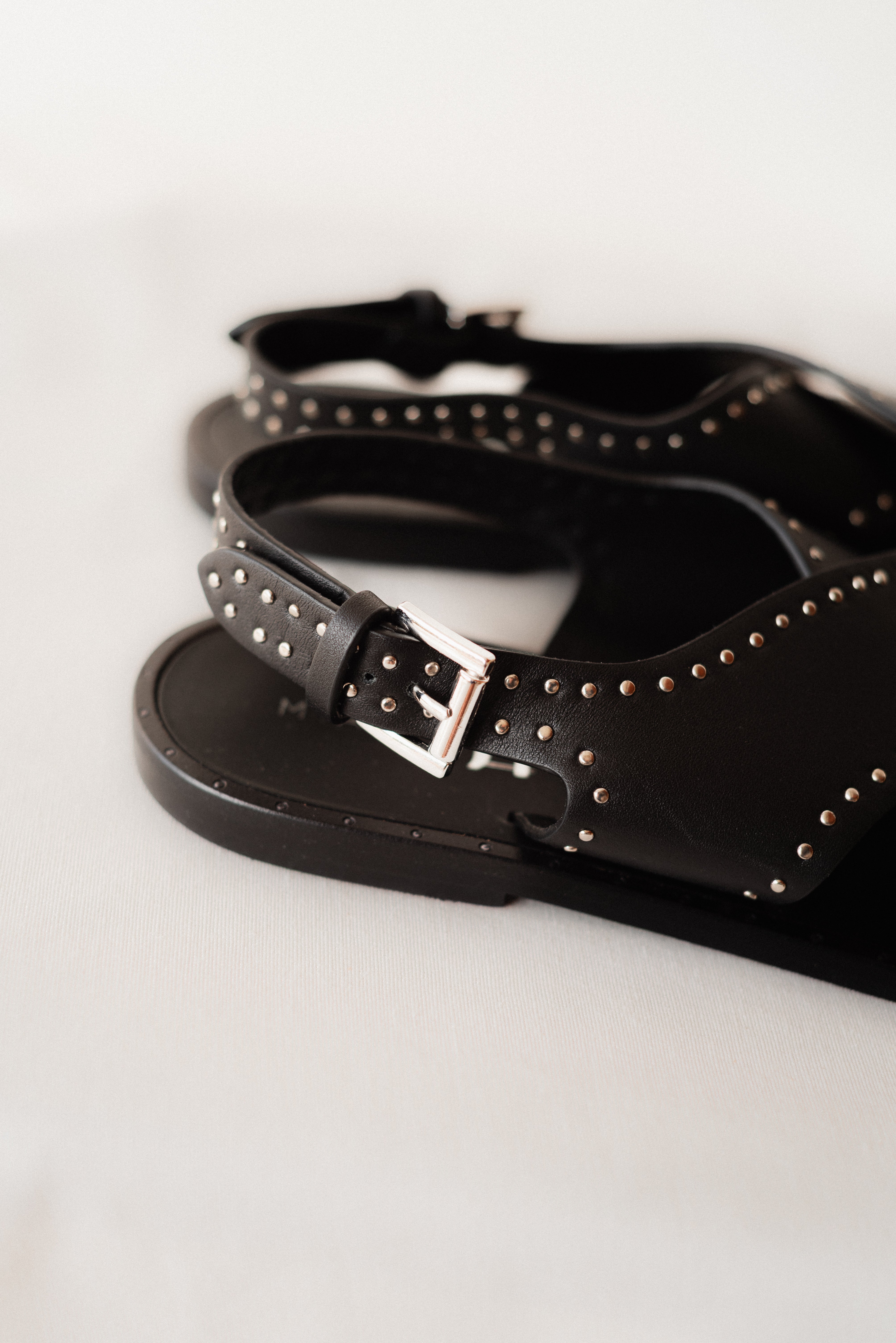 BLACK LEATHER FLAT SOLE SANDAL