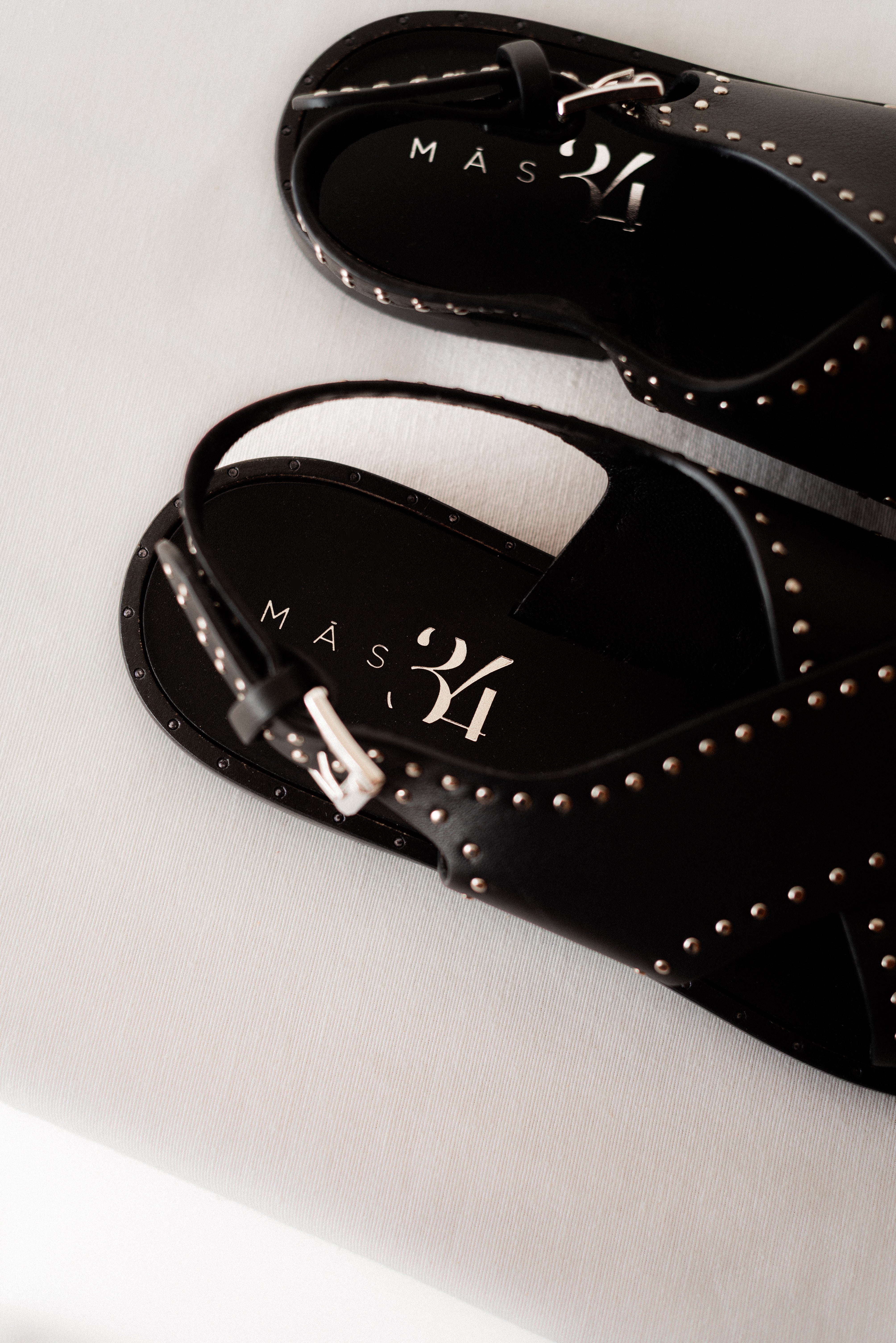 BLACK LEATHER FLAT SOLE SANDAL