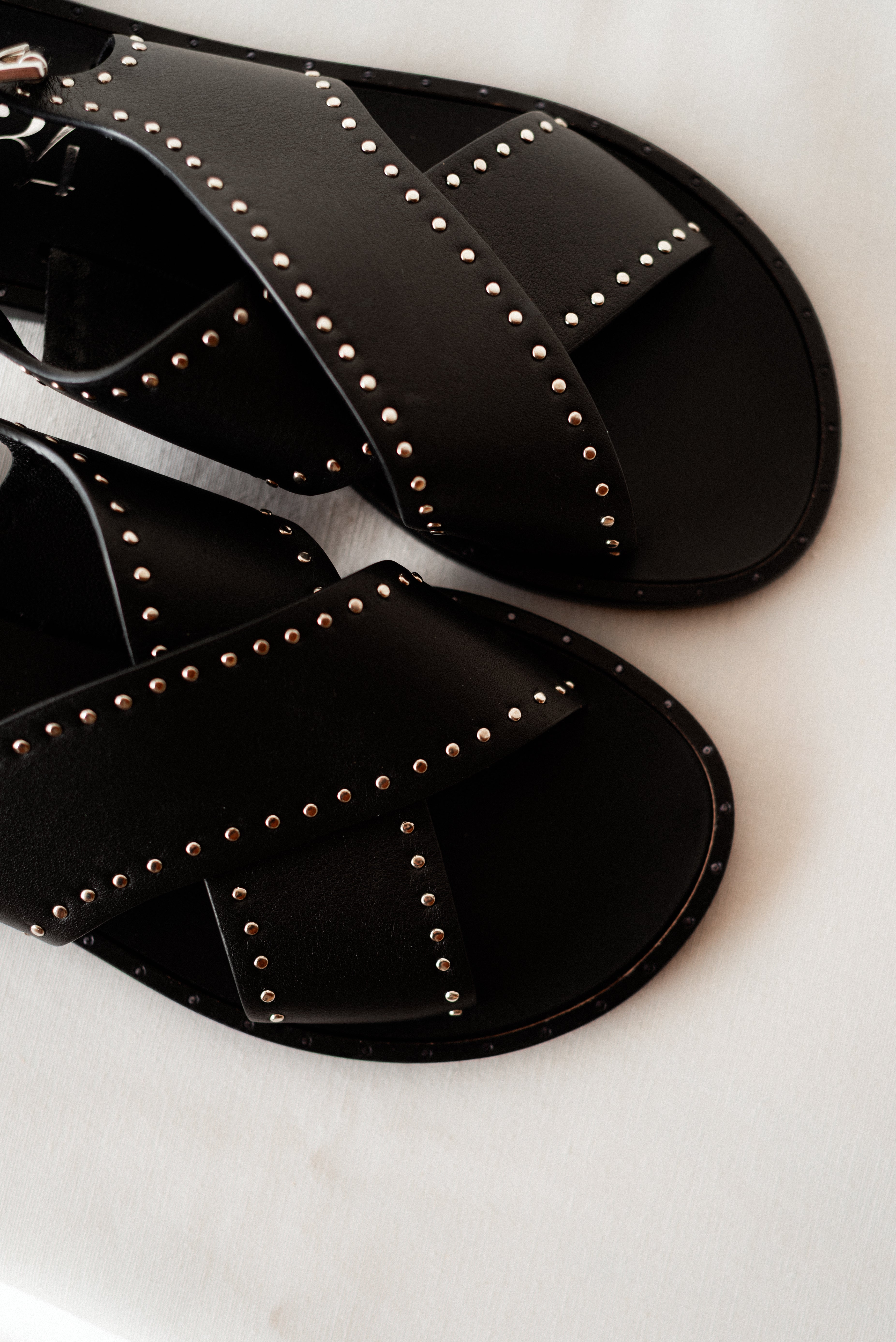 BLACK LEATHER FLAT SOLE SANDAL