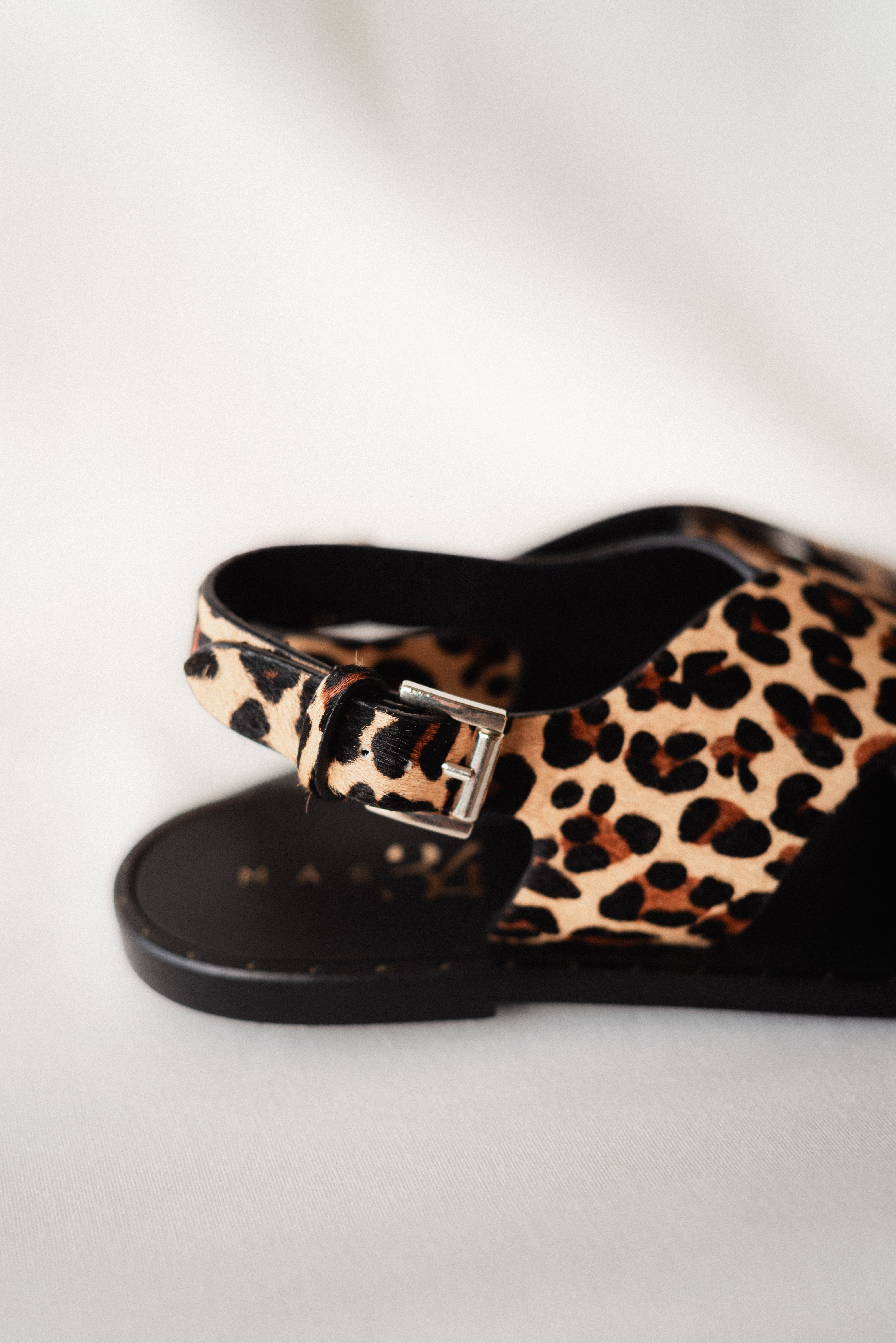 FLAT SANDAL WITH LEOPARD EFFECT LEATHER SOLE