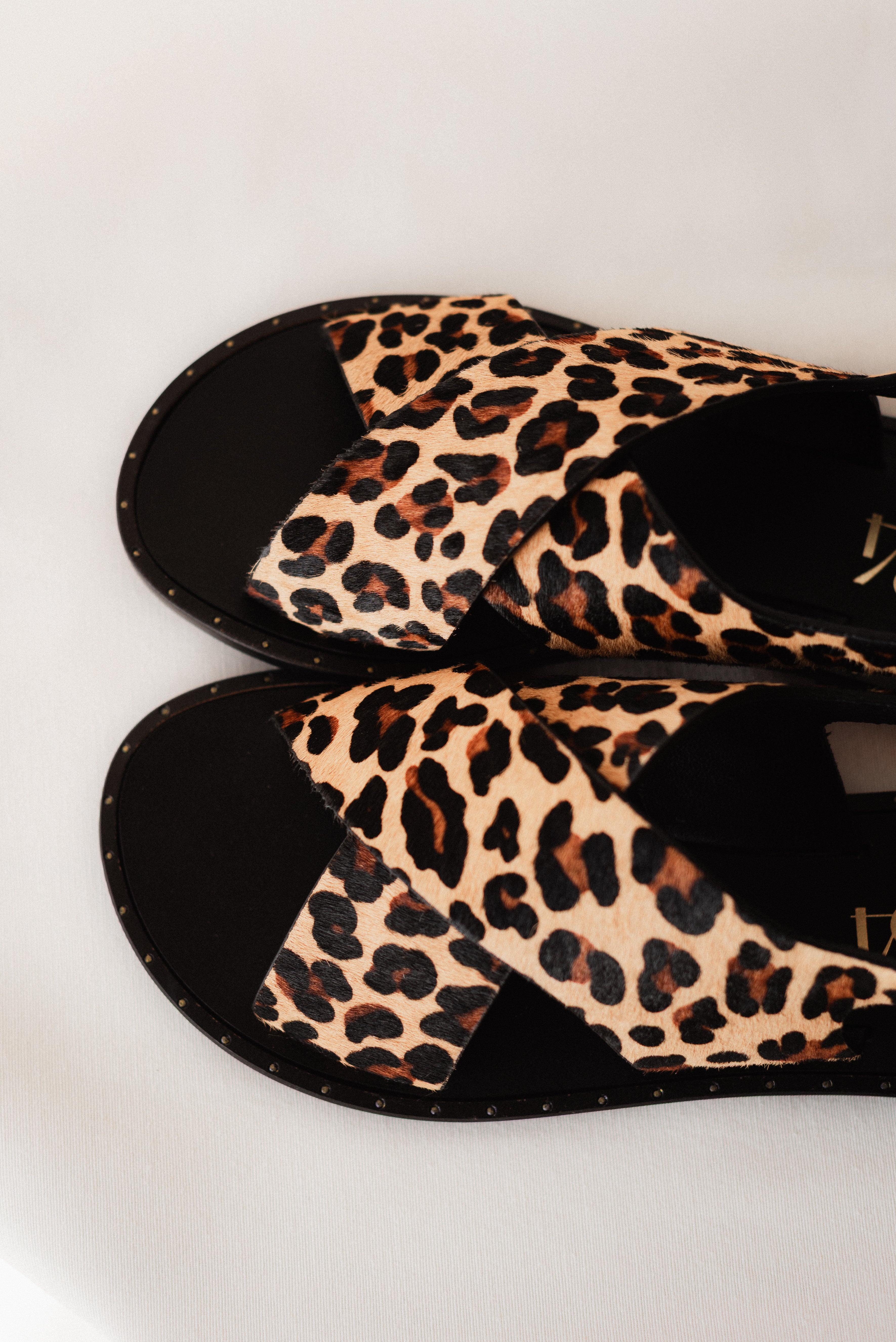 FLAT SANDAL WITH LEOPARD EFFECT LEATHER SOLE