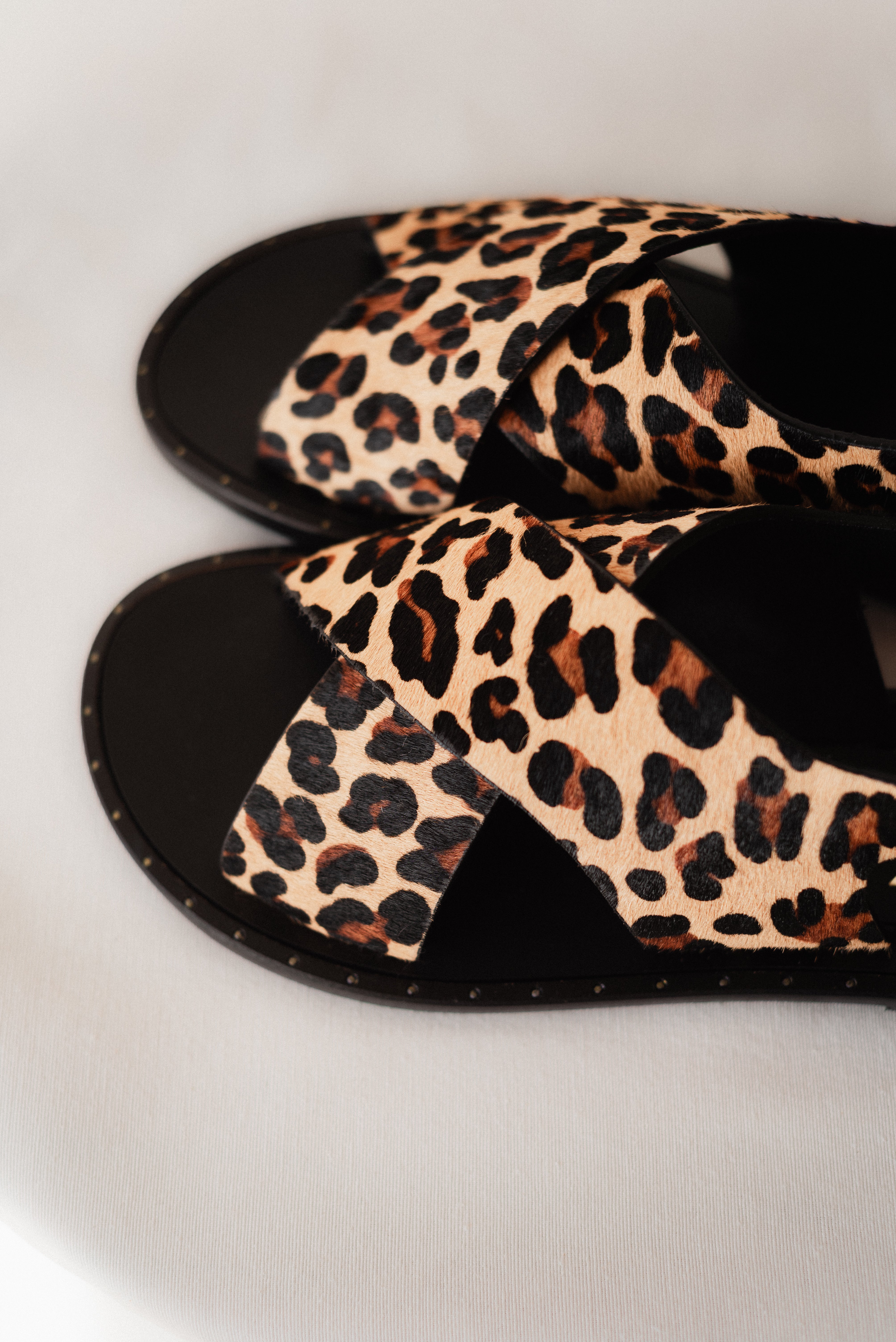 FLAT SANDAL WITH LEOPARD EFFECT LEATHER SOLE